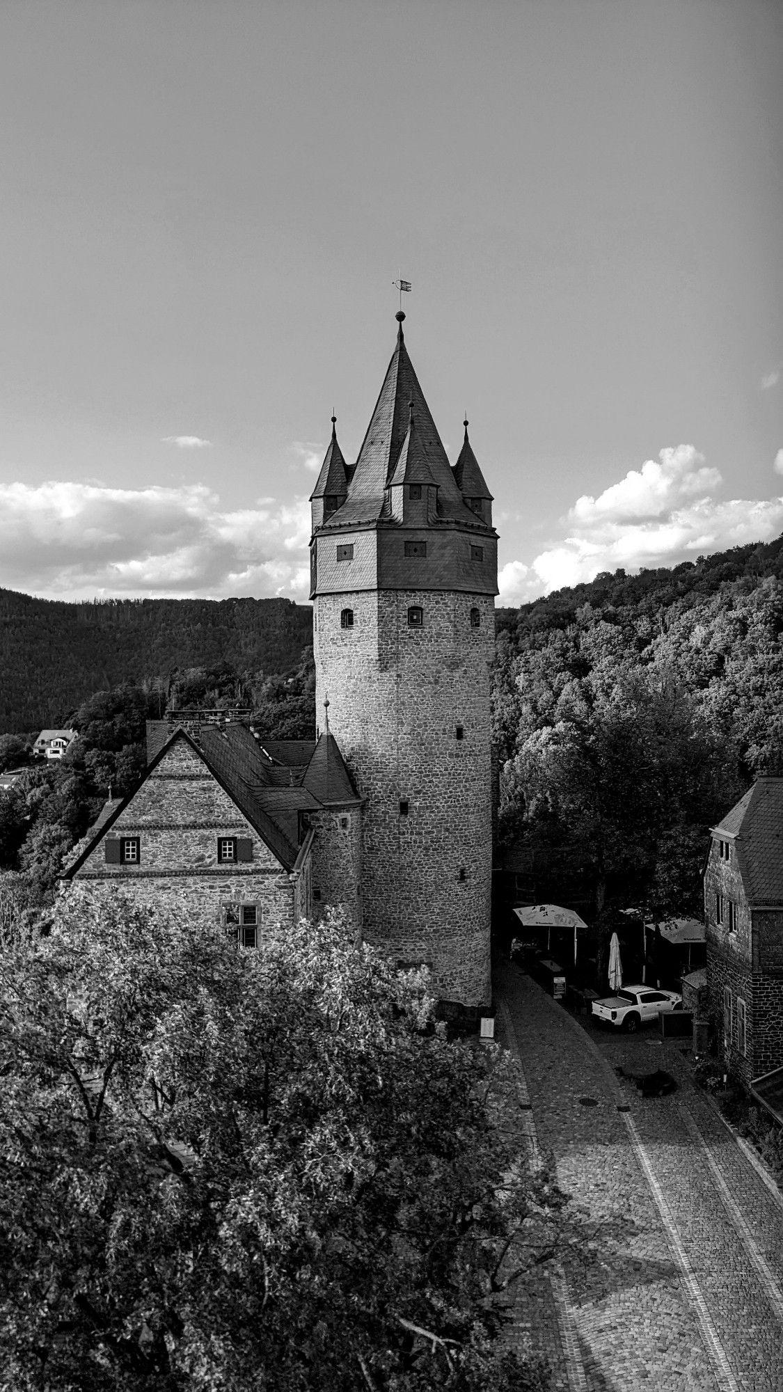 Schwarz-Weiss Aufnahme der Burg Altena, vom Bergfried aus aufgenommen