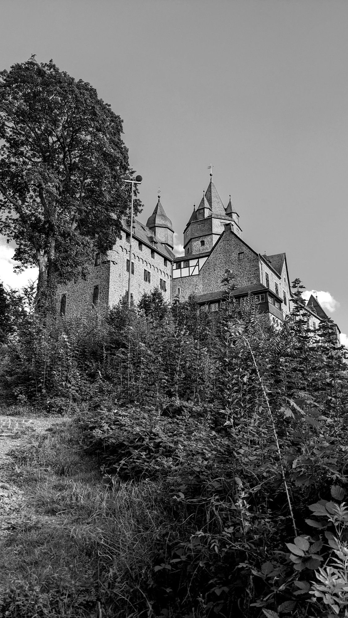 Schwarz-Weiss Aufnahme der Burg Altena