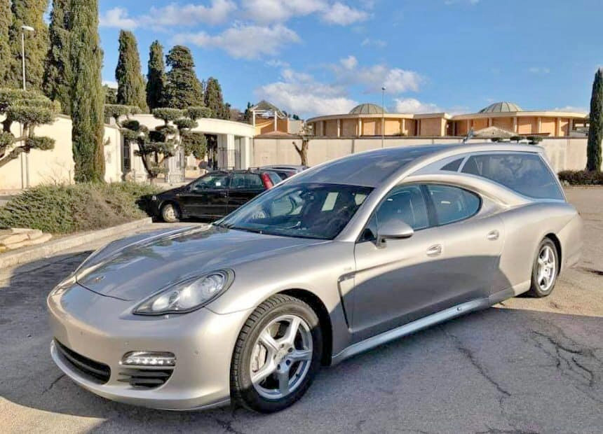 Ein zu einem Leichenwagen umgebauter Porsche Panamera