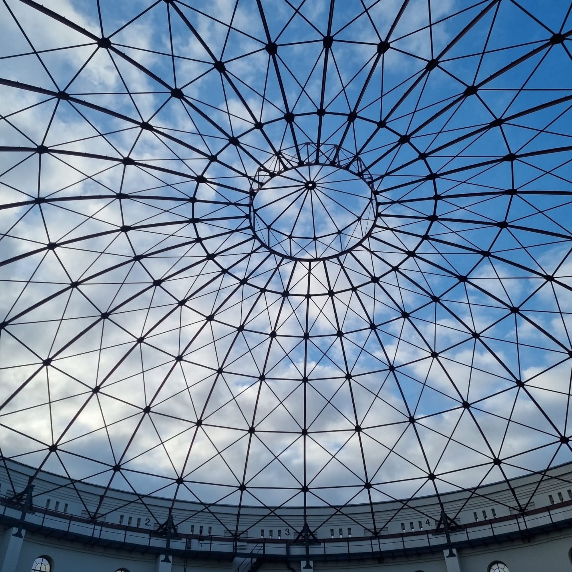 Glasdecke im Centro Oberhausen 
Die Sonne scheint und der Himmel ist blau mit vereinzelten weißen Wolken