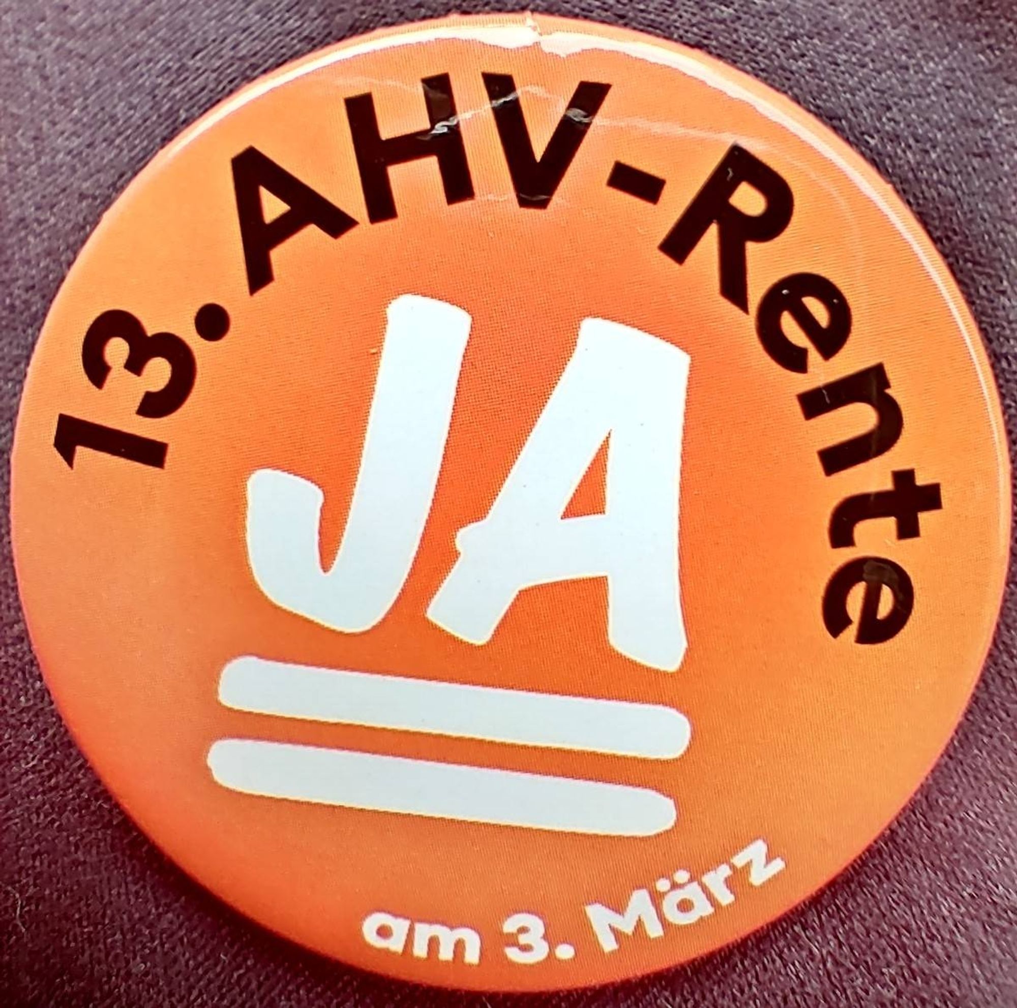 Button mit Aufschrift JA 13. AHV-Rente, 3. März