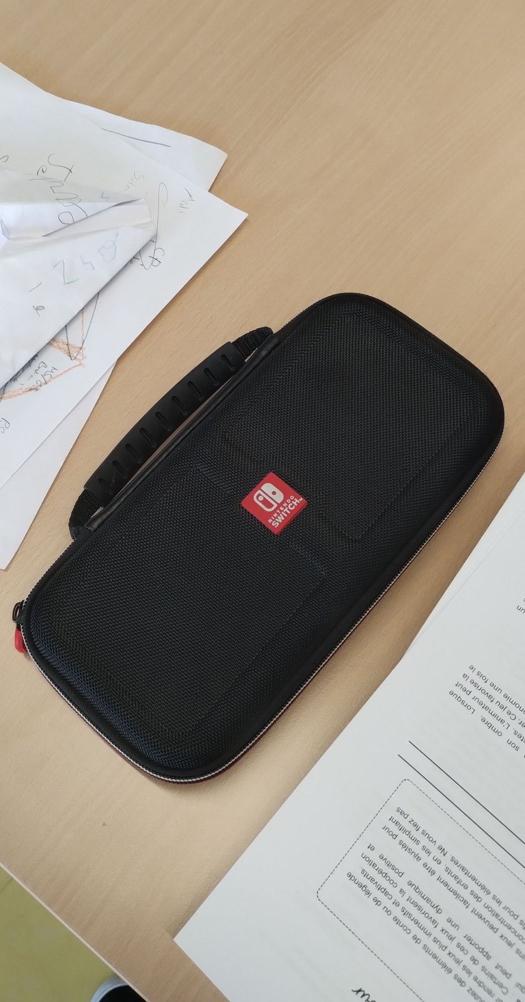 Une Nintendo Switch dans sa pochette de protection