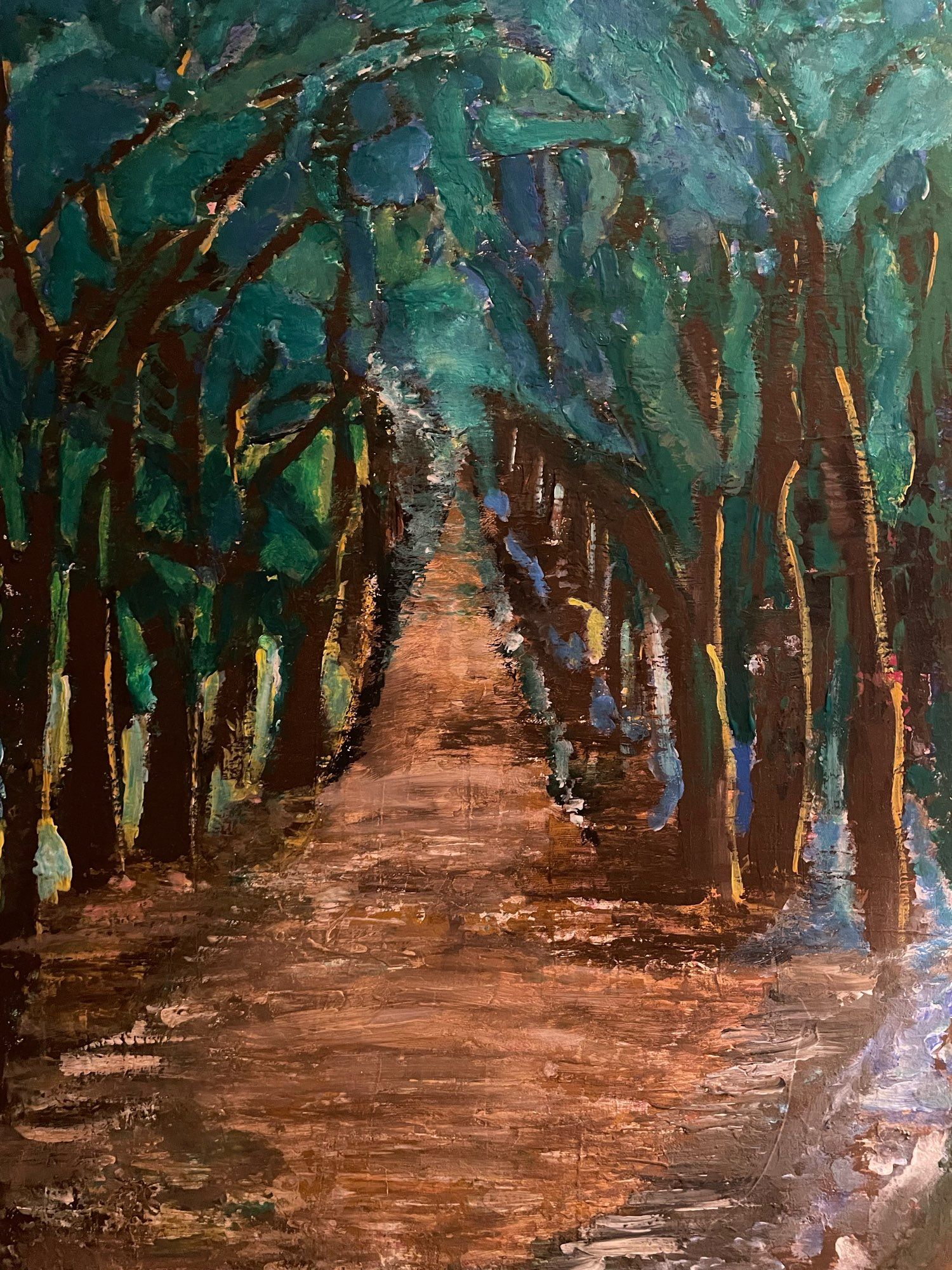 Ein 50 x 70 cm großes Acrylbild auf Leinwand in warmen Farben, mit einem Blick in den Wald: Es zeigt einen breiten Sandweg unter einem dichten Dach aus Laubblättern, von den Bäumen, die links und rechts sanft hochführen. Rechts neben den Bäumen schimmert blau das Wasser eines Baches durch. Aus der gleichen Richtung kommt das Sonnenlicht mittags bis abends und legt sich rechts auf die Baumstämme. Das obige Blattgrün geht in Richtung des verdeckten Himmels teilweise in ein Türkisblau über.
Dieses hübsche Bild kannst du von mir als Freiberuflerin kaufen (MwSt-befreit). Schreib‘ mir bitte eine E-Mail unter: 25001 (at) gmx.de mit deinem Kaufangebot.
Mit dieser Kunstserie finanziere ich aktuell die Op meiner Hündin Emma kommende Woche, am 2. Mai 2024. Danke für deine Unterstützung.