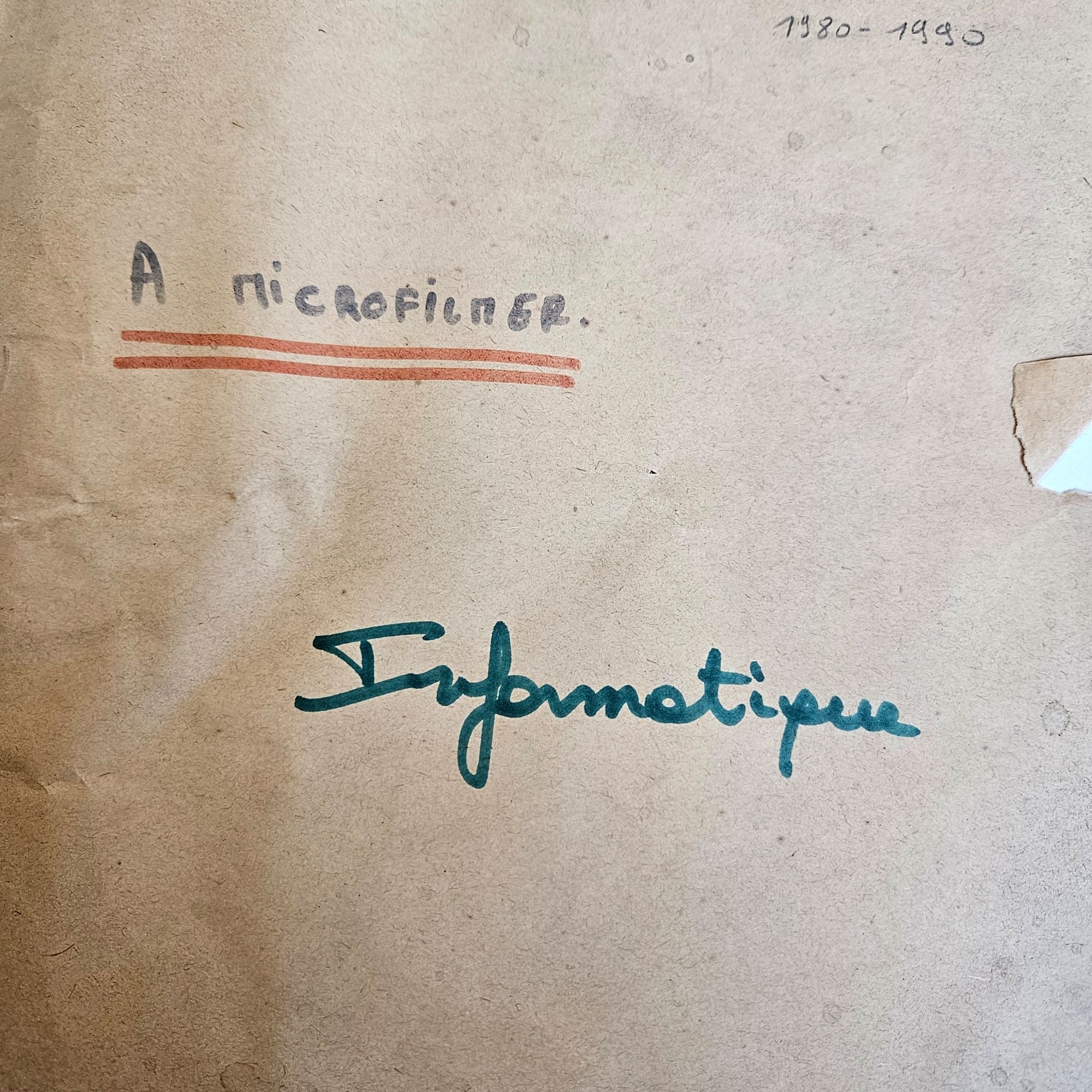 Couverture d'une farde d'archives. Y est écrit. "Informatique - à microfilmer"