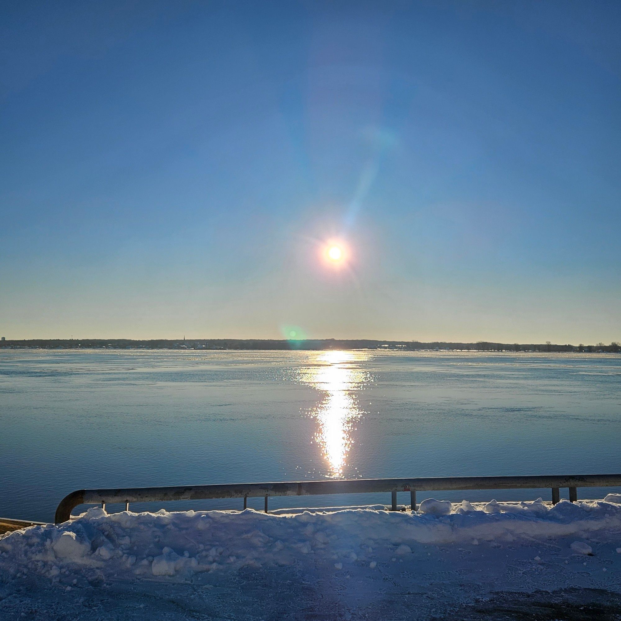 Reflets du soleil sur le fleuve St laurent. Glace, neige, ciel bleu