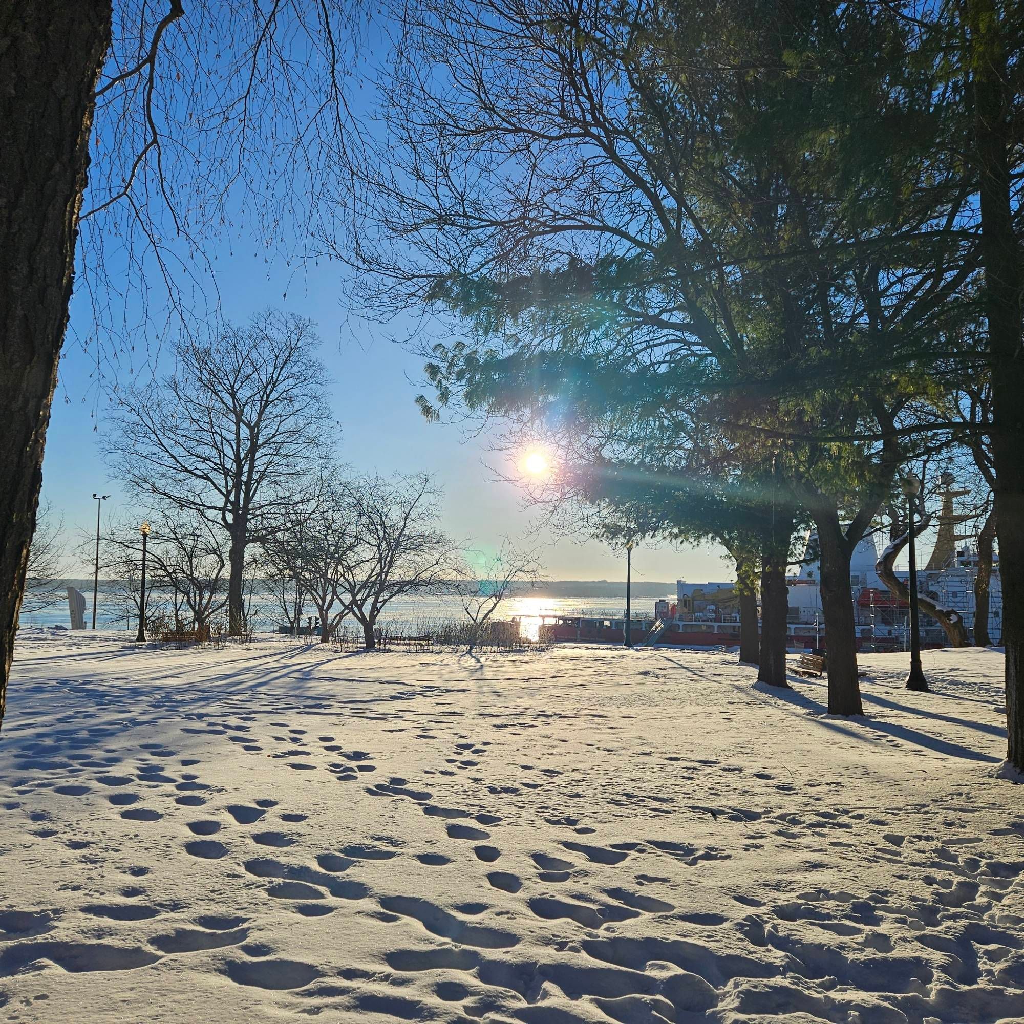 Trois Rivières, vue du parc des Ursulines vers le fleuve. Grand soleil, ciel bleu. Neige au sol