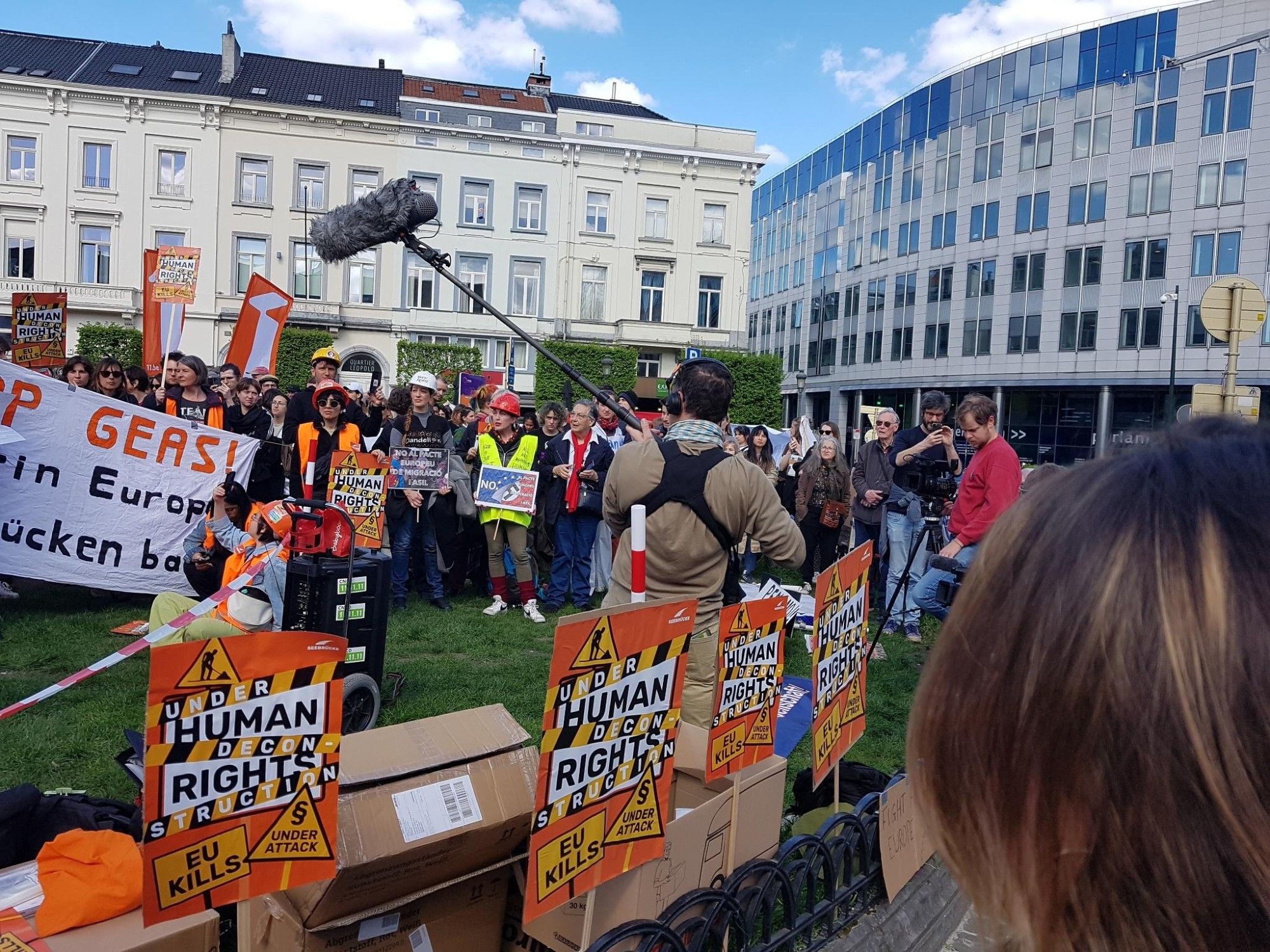 Protestbaustelle auf dem Place du Luxembourg in Brüssel.
Schilder
HUMAN RIGHTS UNDER DECONSTRUCTION
EU KILLS | § UNDER ATTACK