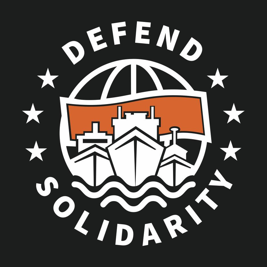 Vor einer stilisierten Weltkugel laufen drei Schiffe auf den Betrachter zu. Hinter ihnen ein oranges Banner. Die Grafik wird umrahmt von DEFEND SOLIDARITY.