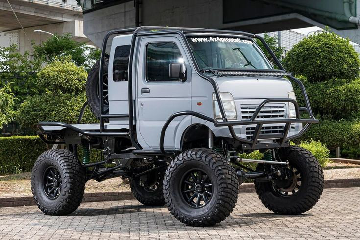 Front 3/4 of raised off-road flatbed extended cab Suzuki Carry DA63T -style japanese kei truck