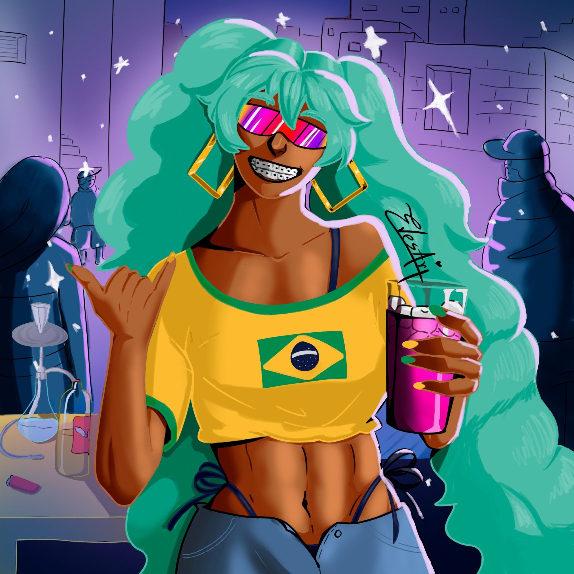 Ilustração da personagem Hatsune Miku, ela tem cabelos verde água cacheados e pele bronzeada, está usando uma camisa do Brasil com a bandeira estampada no peito que está dobrada na parte de baixo, shorts jeans com o ziper aberto, bikini azul escuro, brincos dourados, óculos coloridos, tem as unhas pintadas de verde e amarelo e usa aparelho nos dentes, está fazendo hang lose com uma mão e segurando um copo cheio de uma bebida rosa na outra; Ela é vista apenas da cintura pra cima; Está em um baile de favela, atrás dela tem uma mesa com um narguilé, uma garrafa de bebida e um isqueiro, três pessoas estão no baile cercados por casas e luzes na noite.