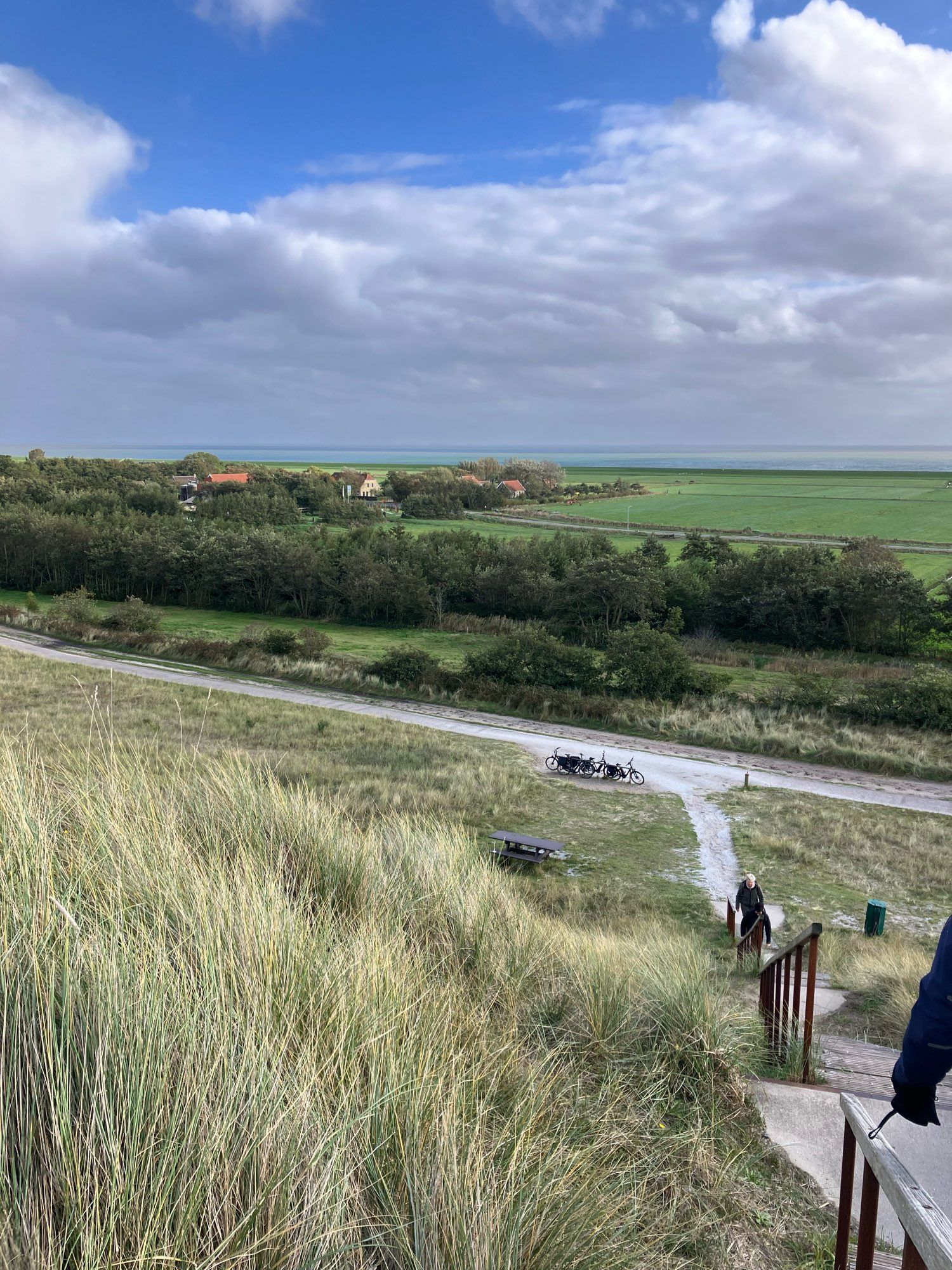 Oosterend, oosten van Terschelling vanaf hoge duin, houten trap naar beneden, vergezicht op de wadden