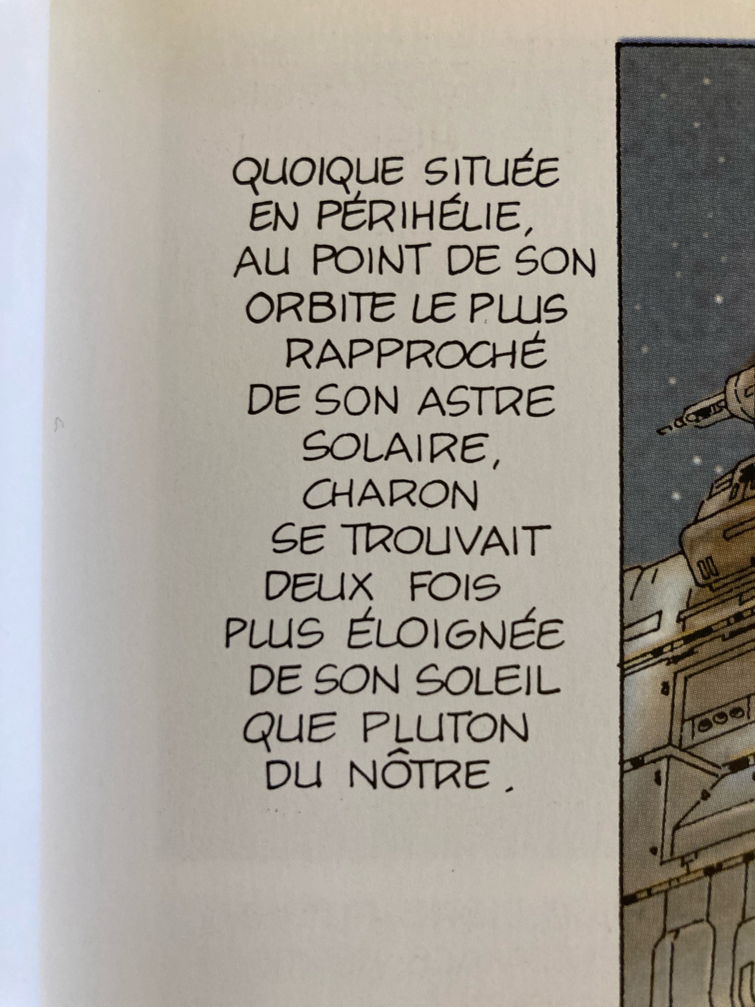 Une vignette de la BD « la guerre éternelle » qui dit « QUOIQUE SITUÉE EN PÉRIHÉLIE, AU POINT DE SON ORBITE LE PLUS RAPPROCHÉ DE SON ASTRE SOLAIRE, CHARON SE TROUVAIT DEUX FOIS PLUS ÉLOIGNÉE DE SON SOLEIL QUE PLUTON DU NOTRE . »