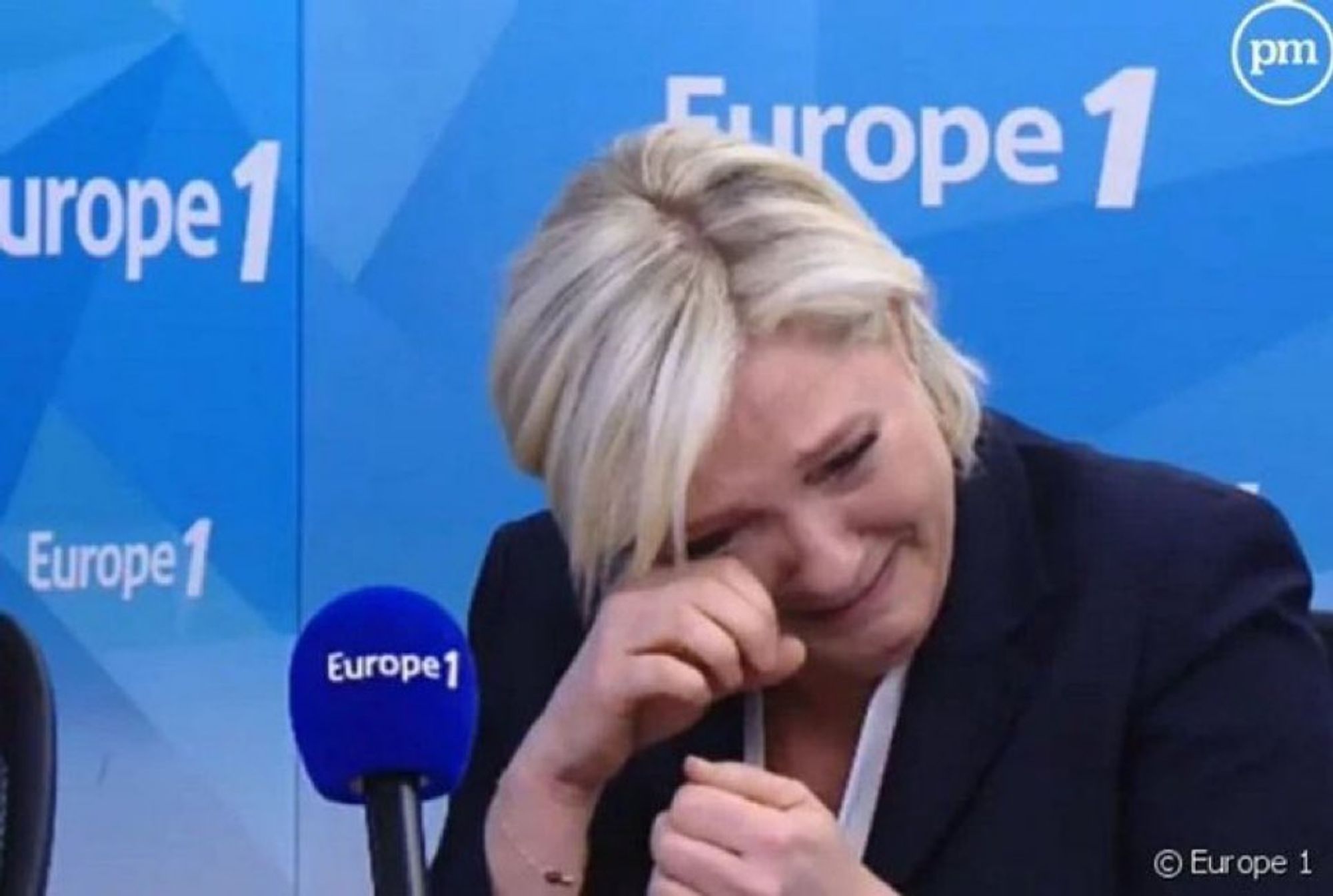 Screenshot: Marine Le Pen nach der Wahl, sie sitzt vor einem Mikro, weint und wischt sich eine Träne aus dem Gesicht.