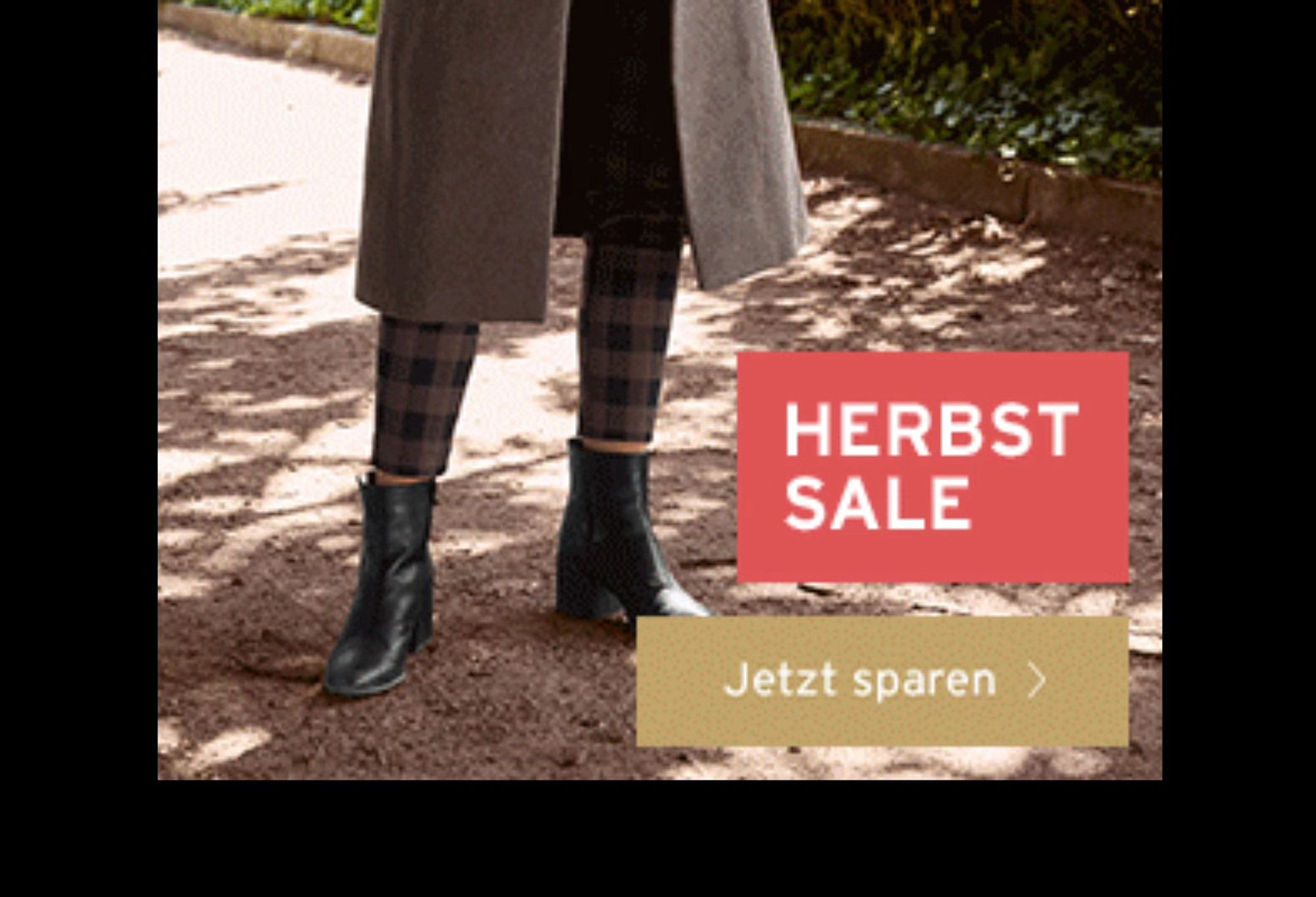 Werbung für Herbstmode. Eine Dame mit Kleidung in gedeckten Farben.