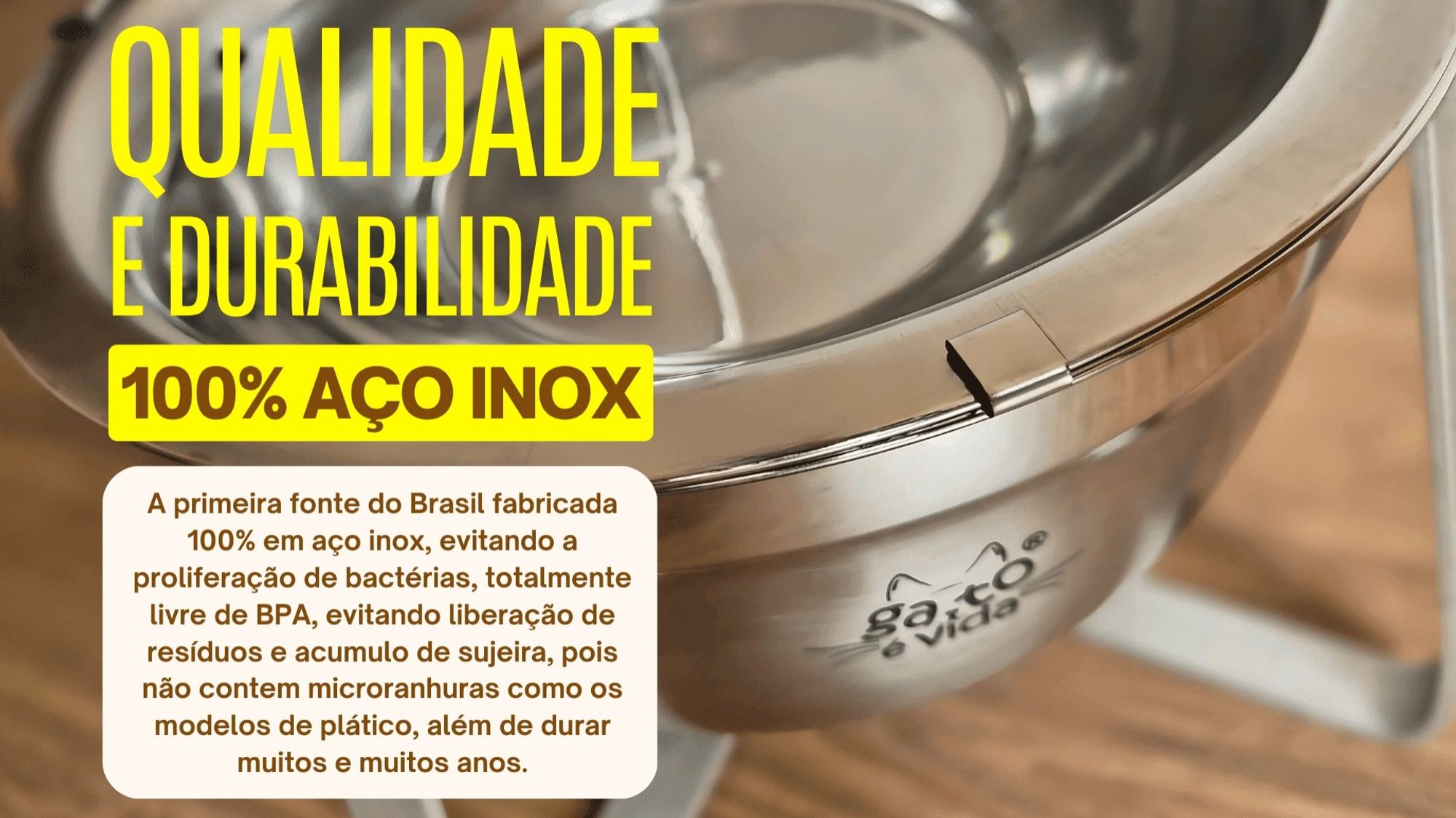 Texto da foto: "qualidade e durabilidade. 100% aço inox. A primeira fonte do Brasil fabricada 100% em aço inox, evitando proliferação de bactérias, totalmente livre de BPA, evitando liberação de resíduos e acúmulo de sujeira, pois não contém micro ranhuras como os modelos de plástico, além de durar muitos e muitos anos".