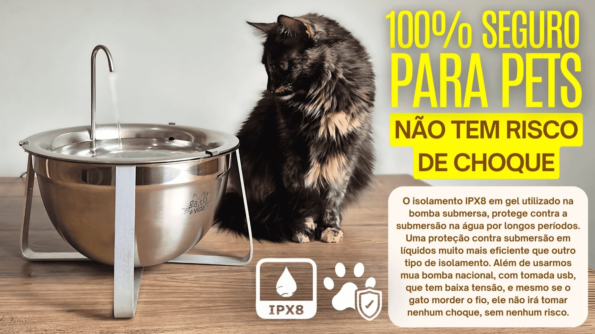 Texto da foto:" 100% seguro para pets. Não tem risco de choque. O isolamento IPX8 em gel utilizado na bomba submersa, protege contra a submersão na água por longos períodos. Uma proteção contra submersão em líquidos muito mais eficiente que outro tipo de isolamento. Além de usarmos uma bolsa nacional, com tomada USB, que tem baixa tensão, e mesmo se o gato morder o fio, ele não irá tomar nenhum choque, sem nenhum risco".