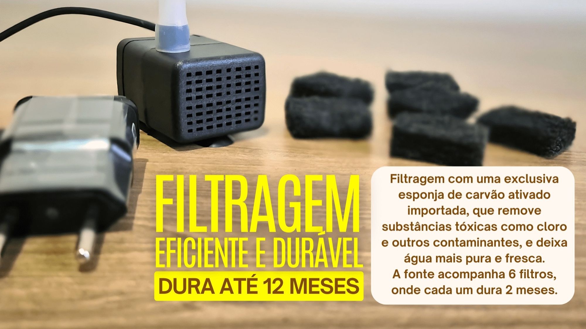 Texto da foto: "Filtragem eficiente e durável. Dura 12 meses. Filtragem com uma exclusiva esponja de carvão ativado importada, que remove substâncias tóxicas como cloro e outros contaminantes, e deixa a água mais pura e fresca. A fonte acompanha 6 filtros onde cada um dura 2 meses".