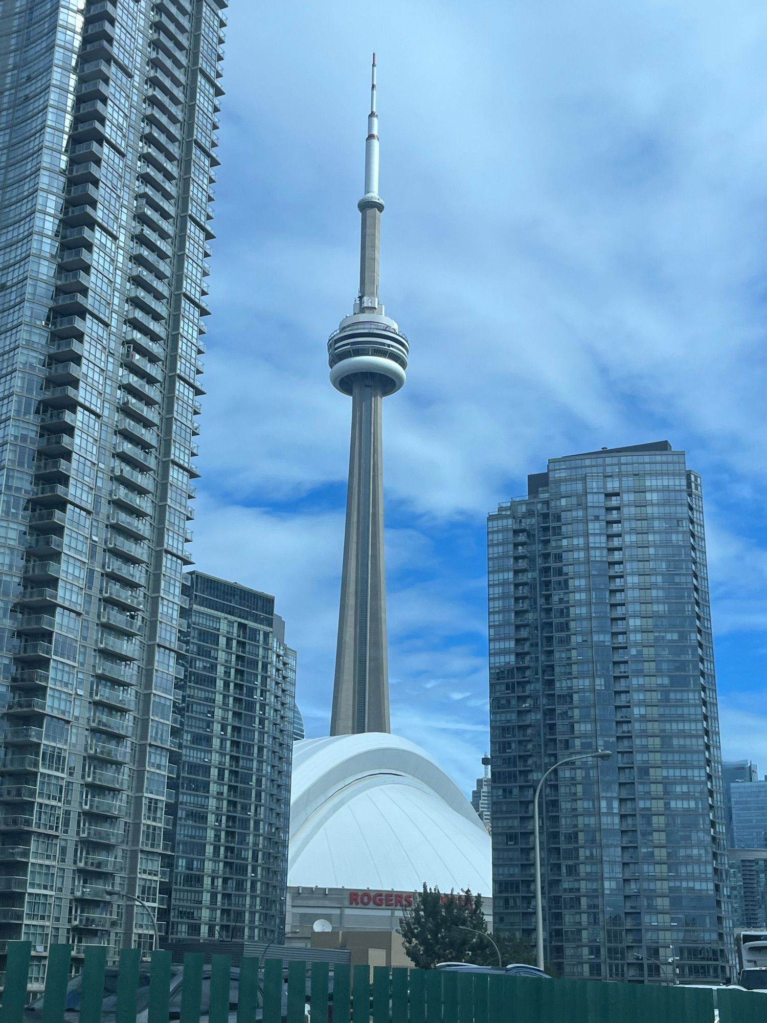 The skyline of Toronto with the tower in the middle