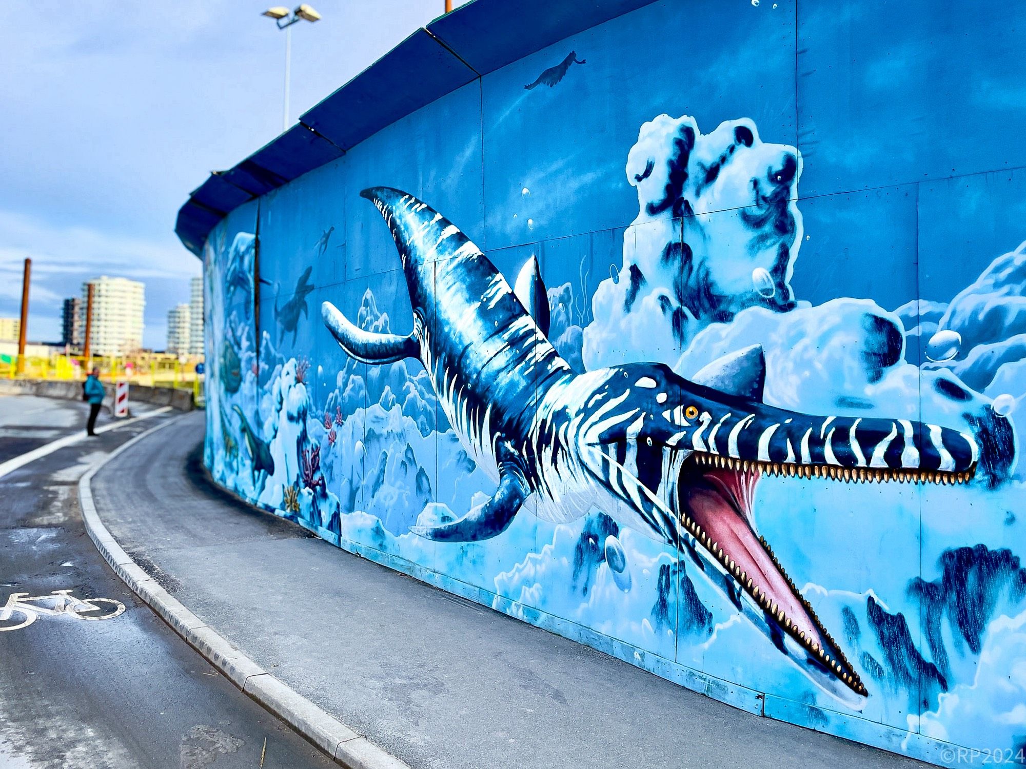 Ein Megalodon und die ganze Erdgeschichte auf einem großen Bauzaun in Kopenhagen.