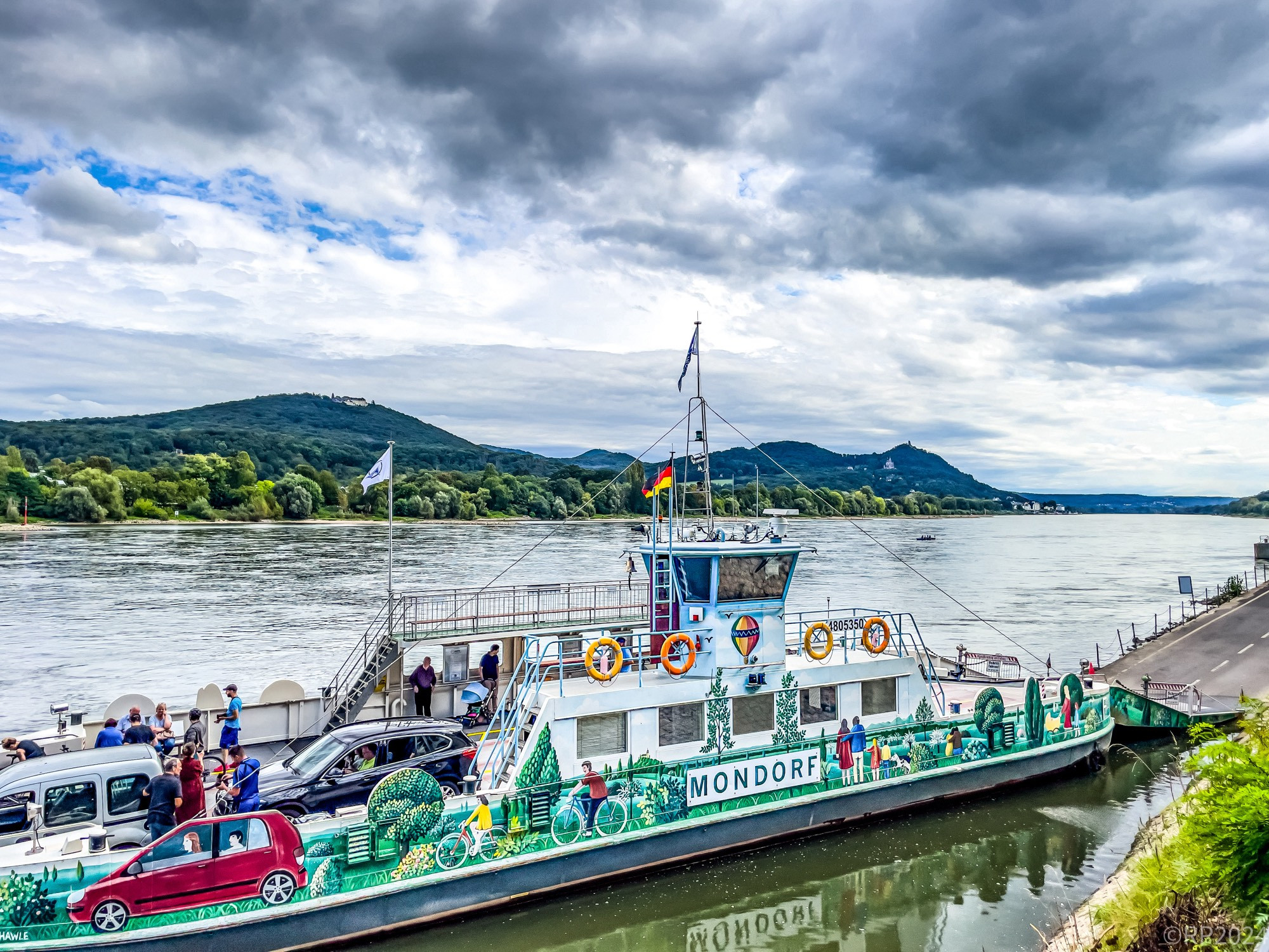 Die Fähre Mondorf bei Bonn beim Ablegen über den Rhein. Im Hintergrund Rheinromantik mit dem Petersberg.