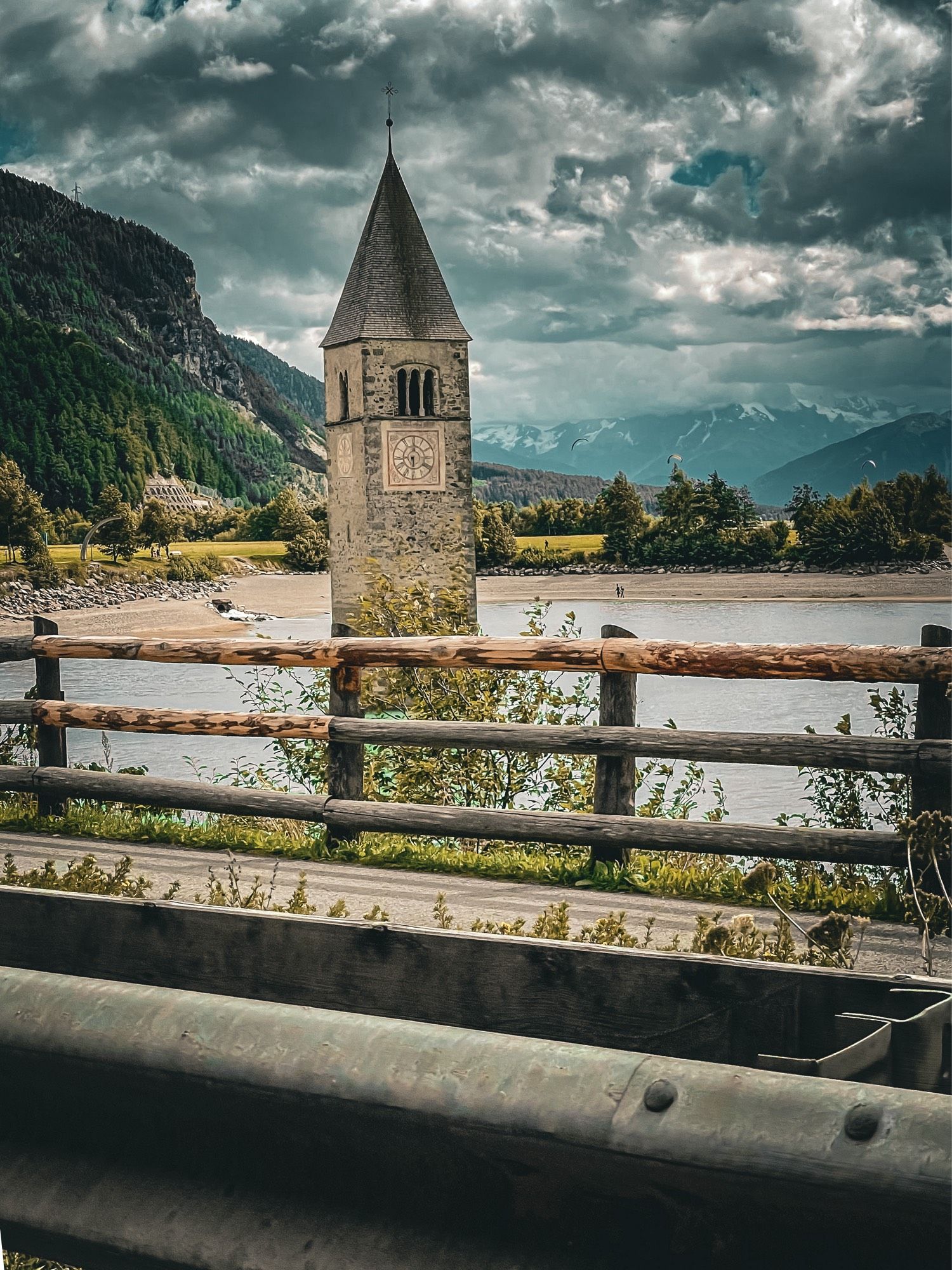 Der versunkene Kirchturm im Stausee am Reschenpass vom Beifahrersitz im Vorbeifahren fotografiert.