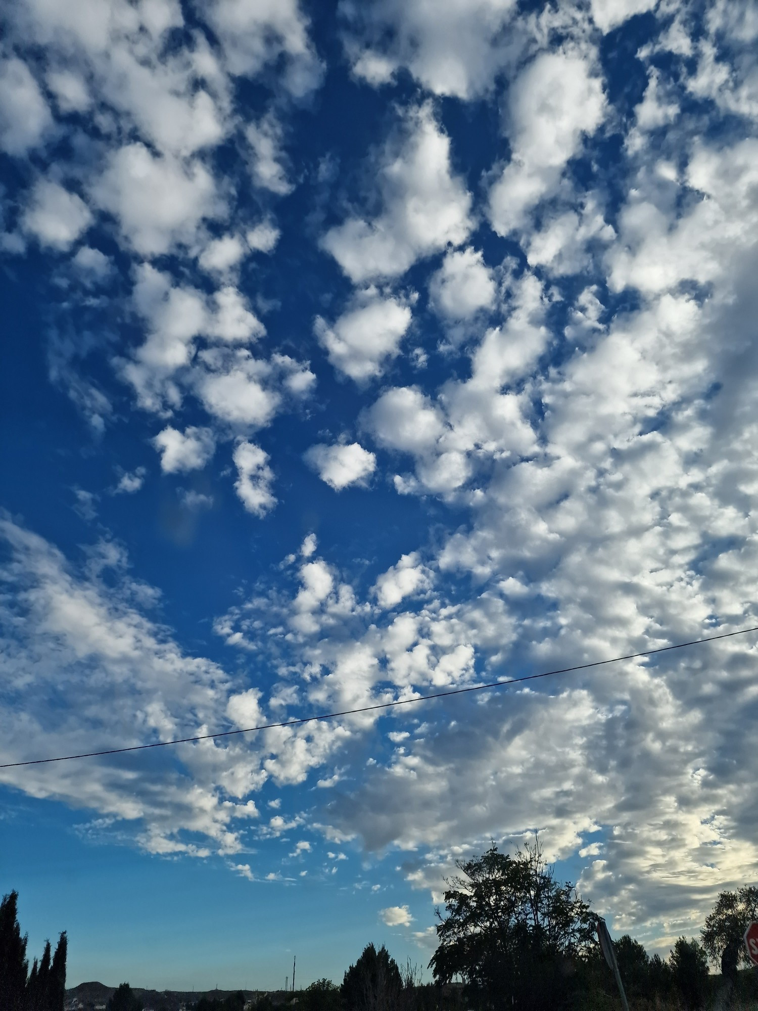 Cielo azul y nubes en el geoparque de Granada.