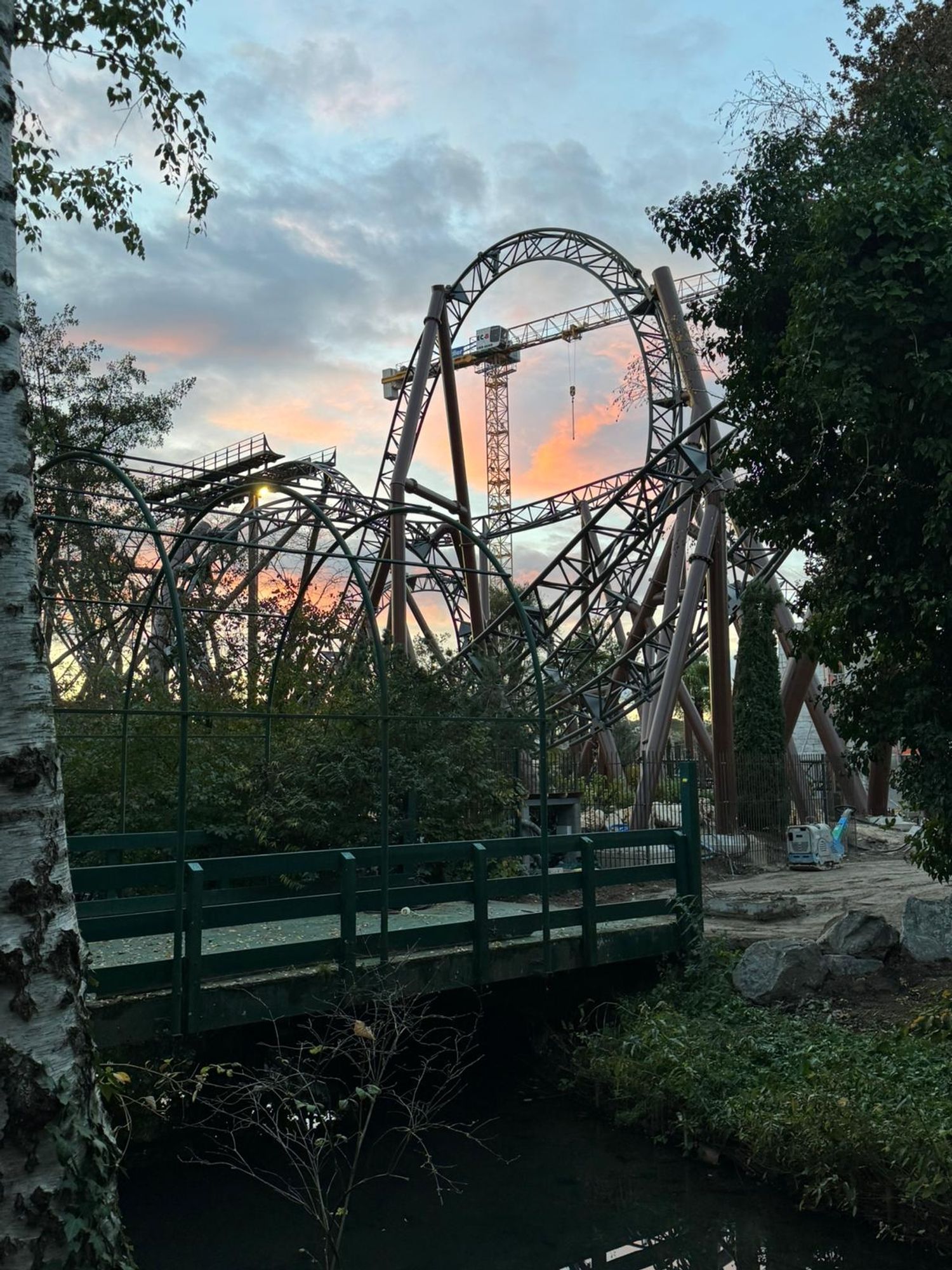 Blich aud die neue Achterbahn im Europapark in Bau. im sonnenuntergsng