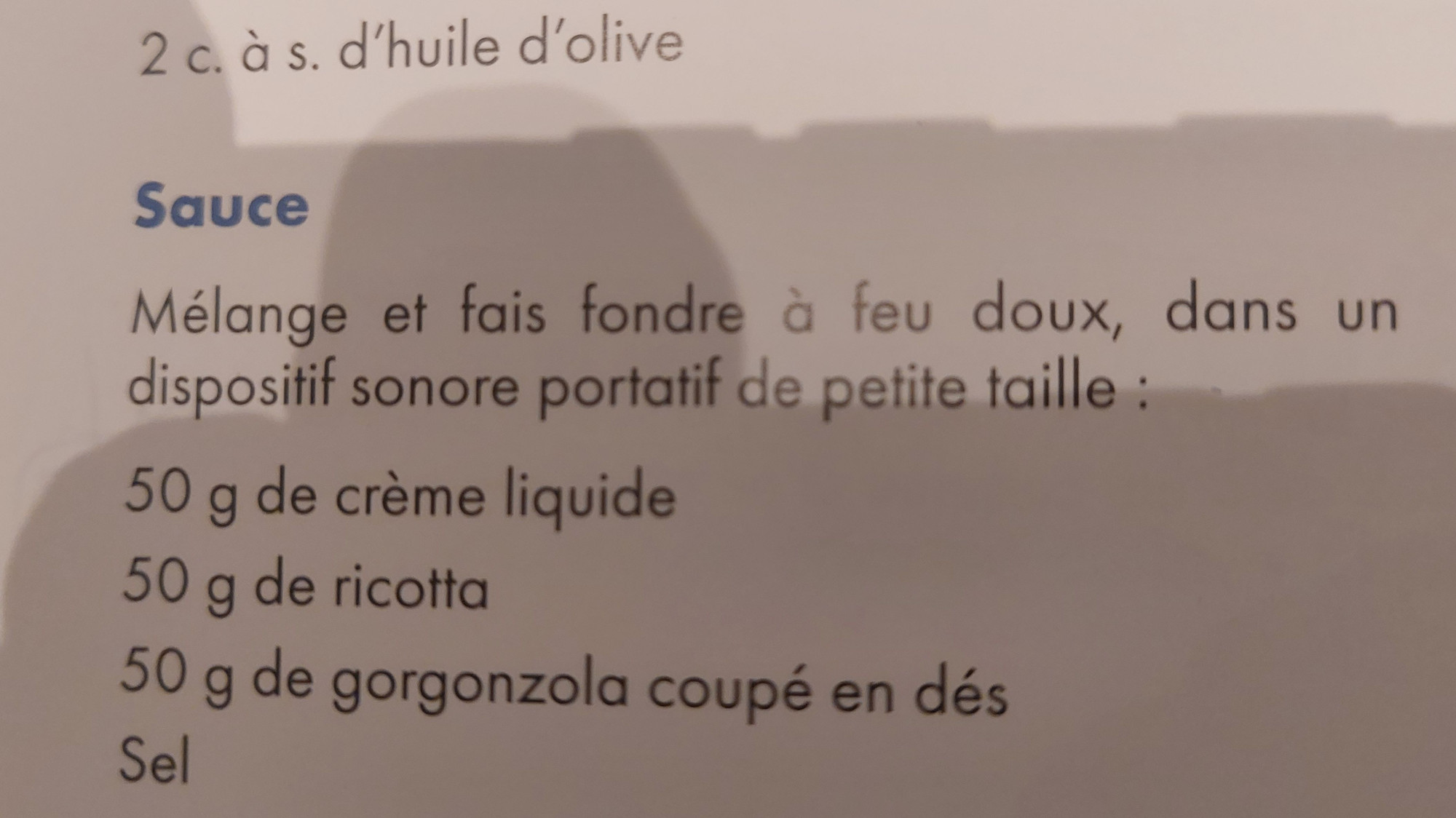 Photo du livre "à foutre au four" de owi, décrivant une casserole en "dispositif sonore portatif"