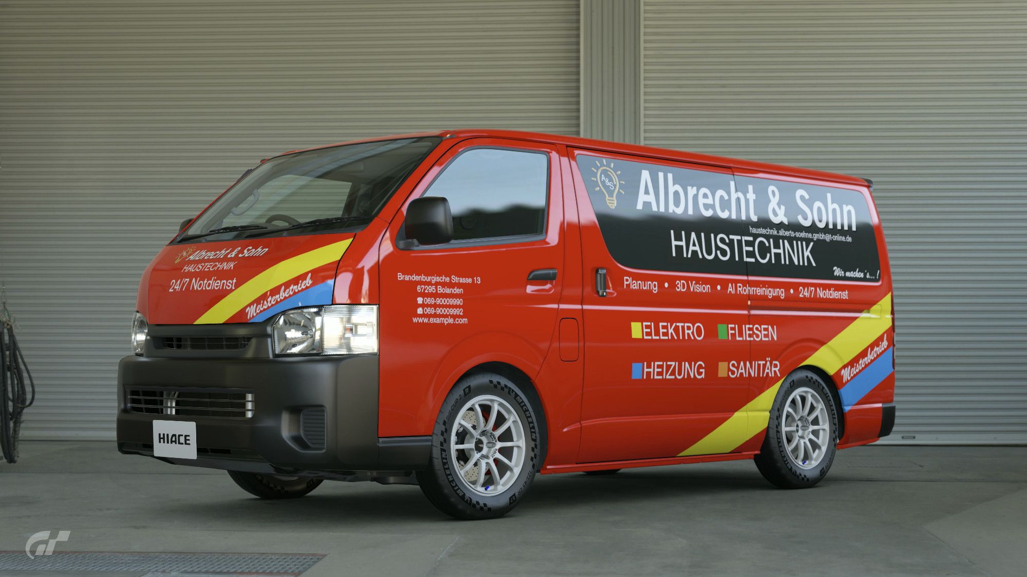 Screenshot Gran Turismo 7: Ein roter Toyota Hiace Van steht vor weißen Rolltoren. Auf dem Van ist aufgedruckt "Albrecht & Sohn Haustechnik", gelbe und blaue Akzente, weitere mehr oder weniger typische Beschriftungen für deutsche Handwerker-Vans wie Elektro, Heizung, Fliesen, Sanitär, Planung, 3D Vision, Notdienst, AI Rohrreinigung und Meisterbetrieb. Die größe des Vans entspricht etwa einem kleinen Ford Transit, aber der Toyota Hiace ist ein Rechtslenker da es ihn nur in Japan gibt.