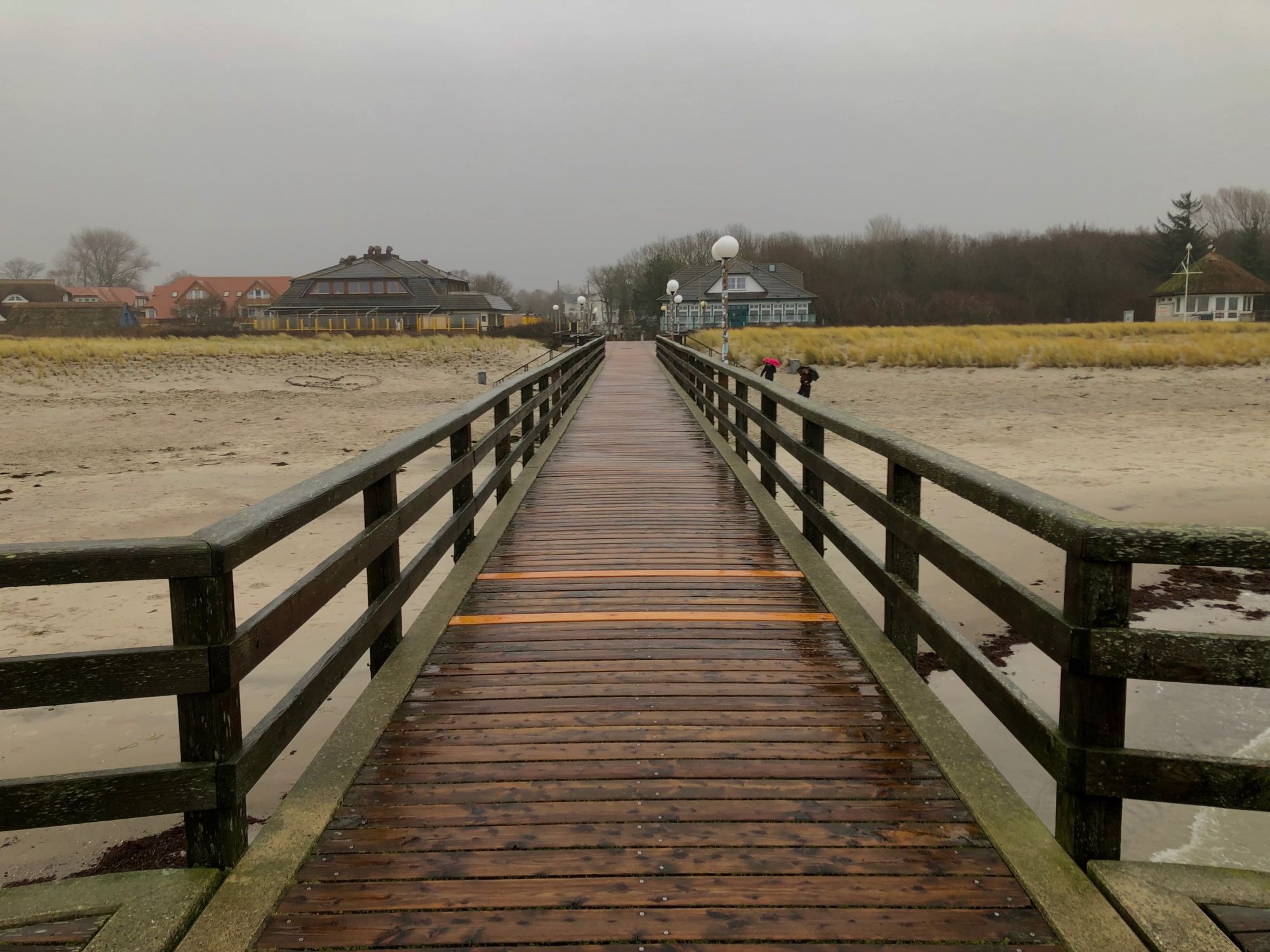 Seebrücke im Regen, mit Blick aufs Land