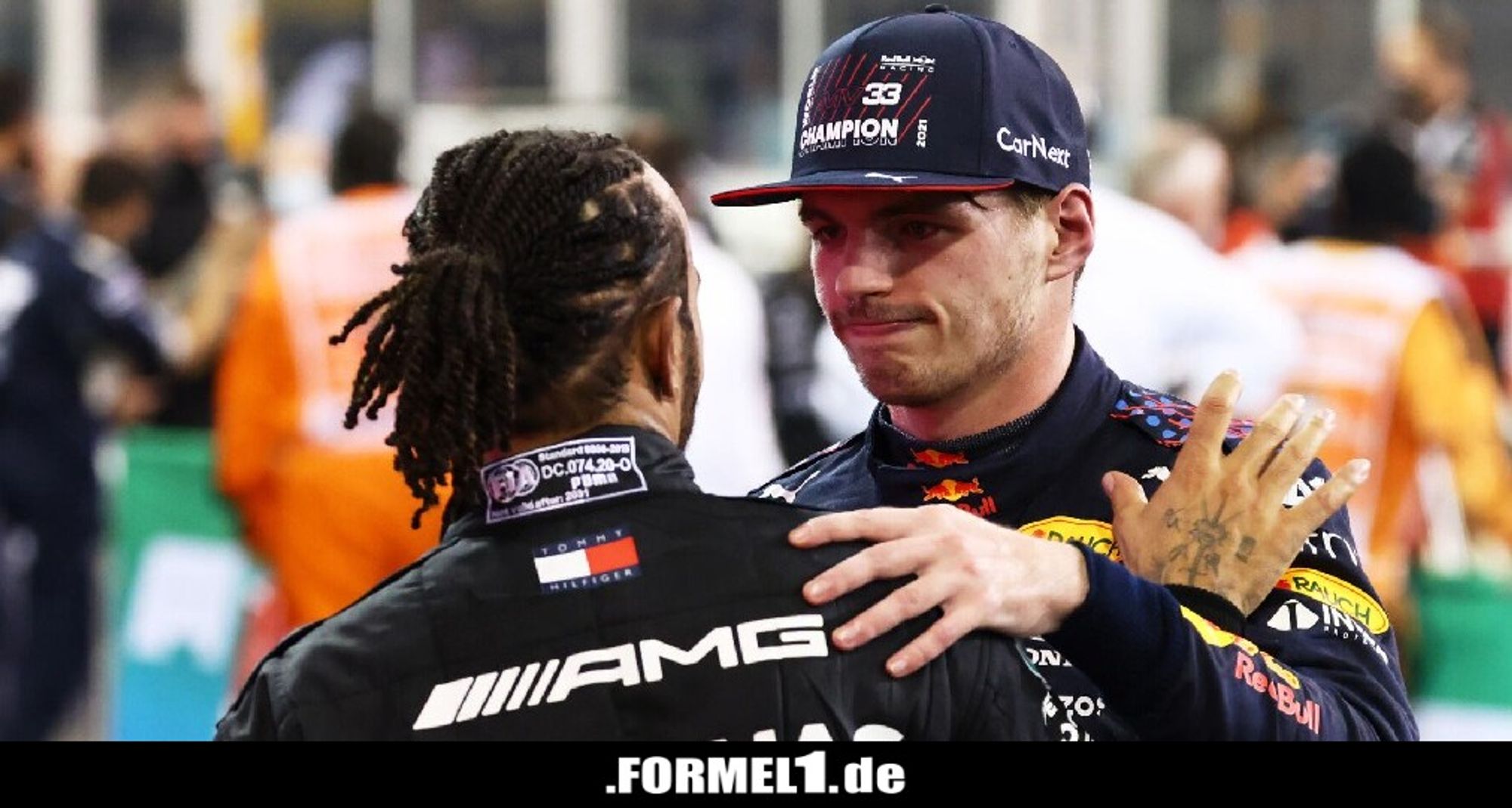 Lewis Hamilton und Max Verstappen nach dem Formel-1-Saisonfinale 2021 in Abu Dhabi