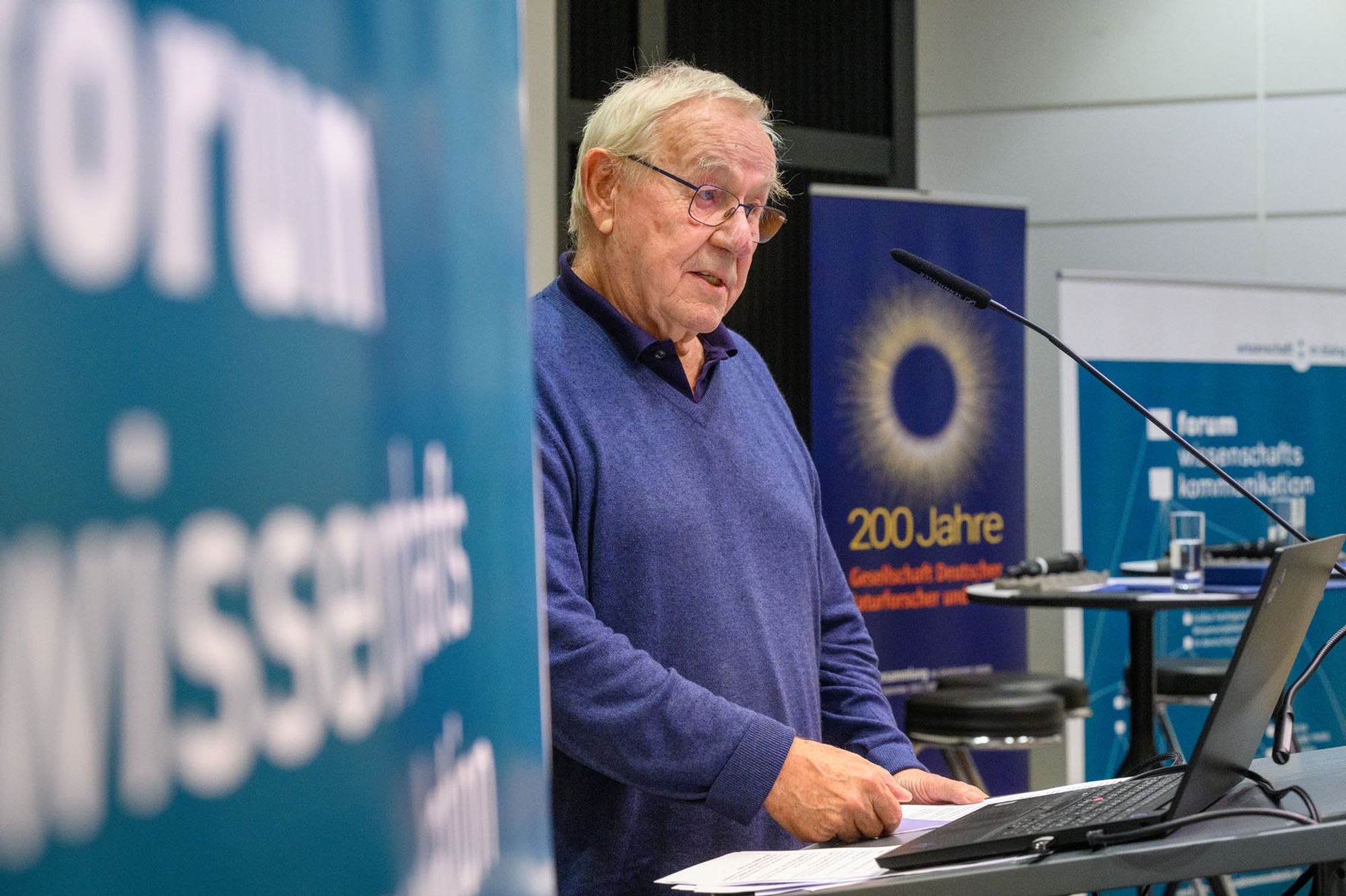 Armin Maiwald steht am Redepult und hält einen Vortrag. Foto: David Ausserhofer / Wissenschaft im Dialog