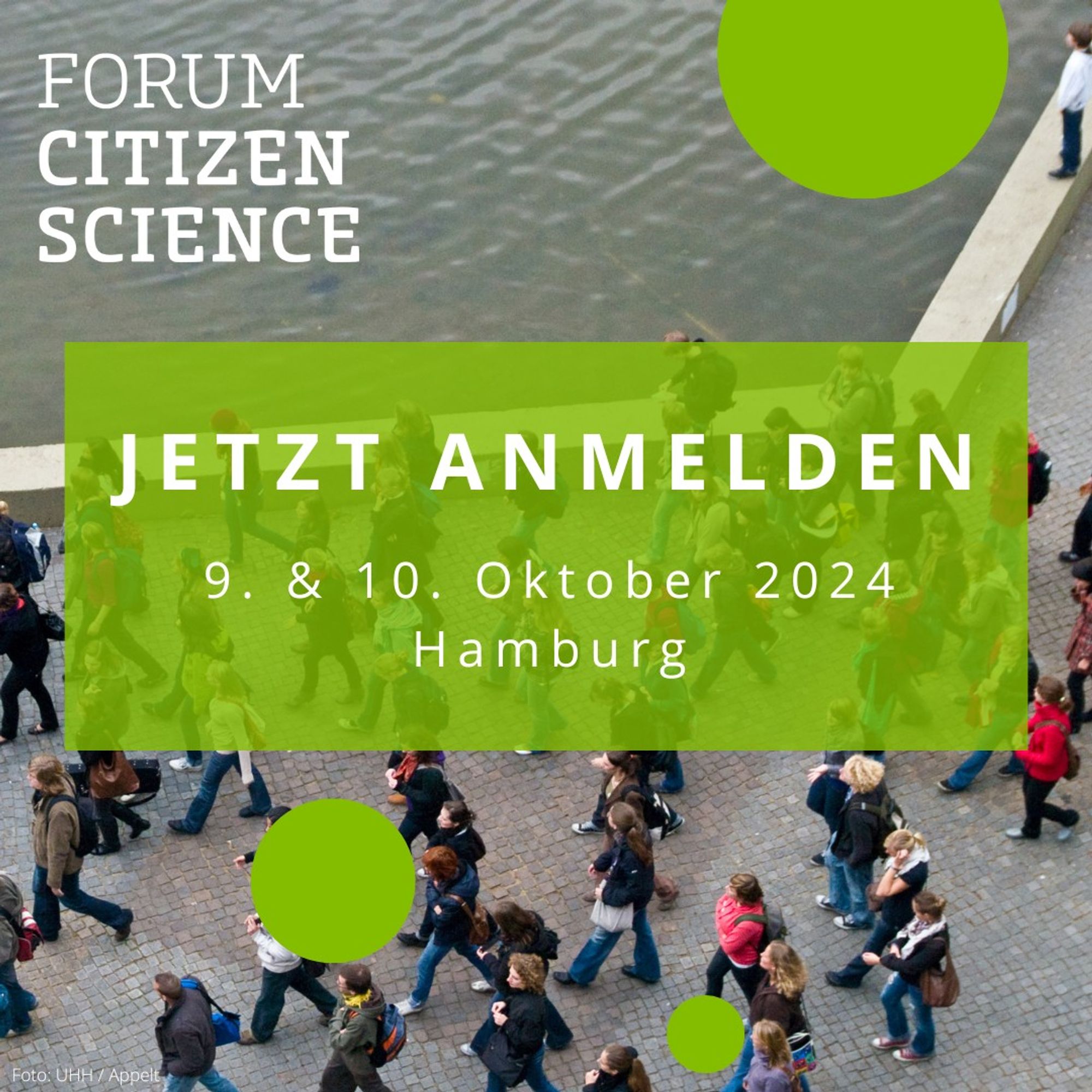 Das Bild bewirbt das Forum Citizen Science, das am 9. und 10. Oktober 2024 in Hamburg stattfindet. Der Hintergrund zeigt eine Menschenmenge, die auf einem Platz entlang eines Gewässers läuft. In der Mitte des Bildes befindet sich ein grünlicher Bereich mit der weißen Aufschrift "JETZT ANMELDEN" und den Veranstaltungsdaten "9. & 10. Oktober 2024 Hamburg". Oben links steht "FORUM CITIZEN SCIENCE" und im unteren linken Bereich ist der Hinweis "Foto: UHH/Apelt" zu sehen.