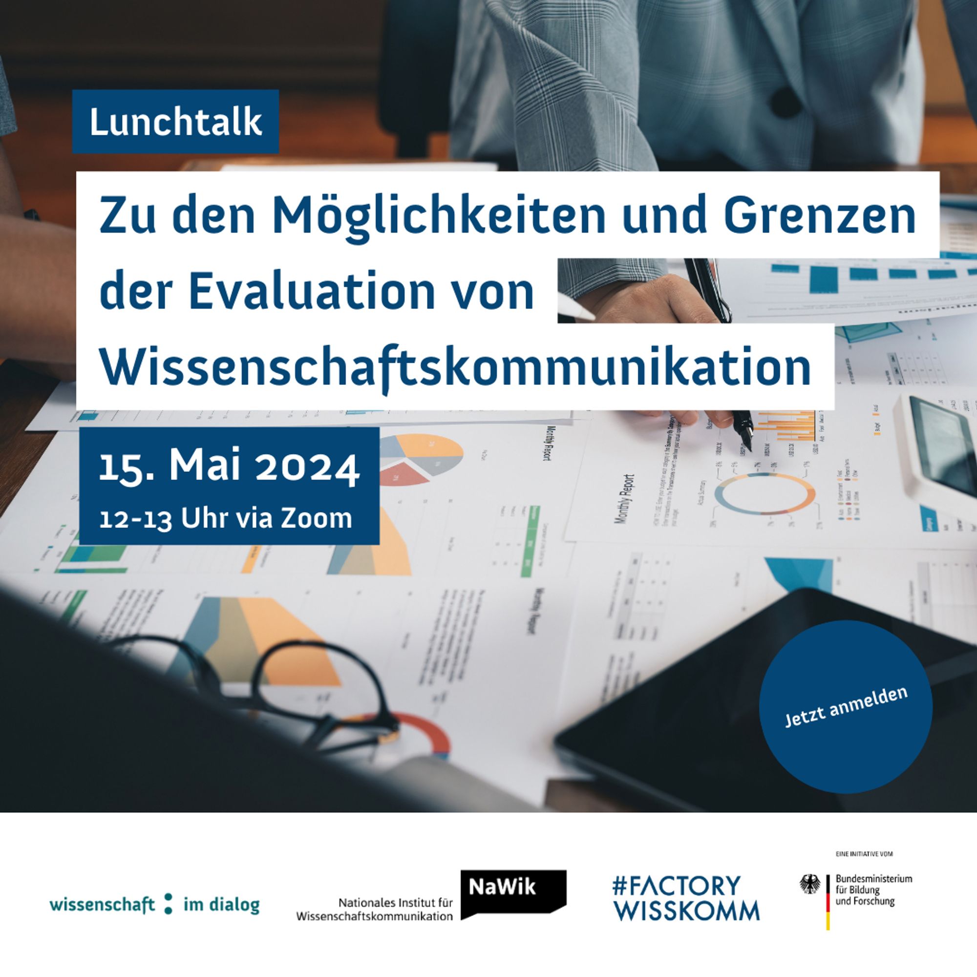 Eine Grafik. Im Hintergrund ein Bild von einem Tisch, auf dem ausgebreitet verschiedene Infografiken liegen und eine Person etwas an einer Grafik zeigt. Auf dem Bild steht: "Lunchtalk. Zu den Möglichkeiten und Grenzen der Evaluation von Wissenschaftskommunikation. 15. Mai 2024. 12-13 Uhr via Zoom." In einem kleinen blauen Kreis rechts unten steht "Jetzt anmelden". Ganz unten eine Logoleiste mit den Logos von WiD, NaWik, Faktory Wisskomm und Bundesministerium für Bildung und Forschung.