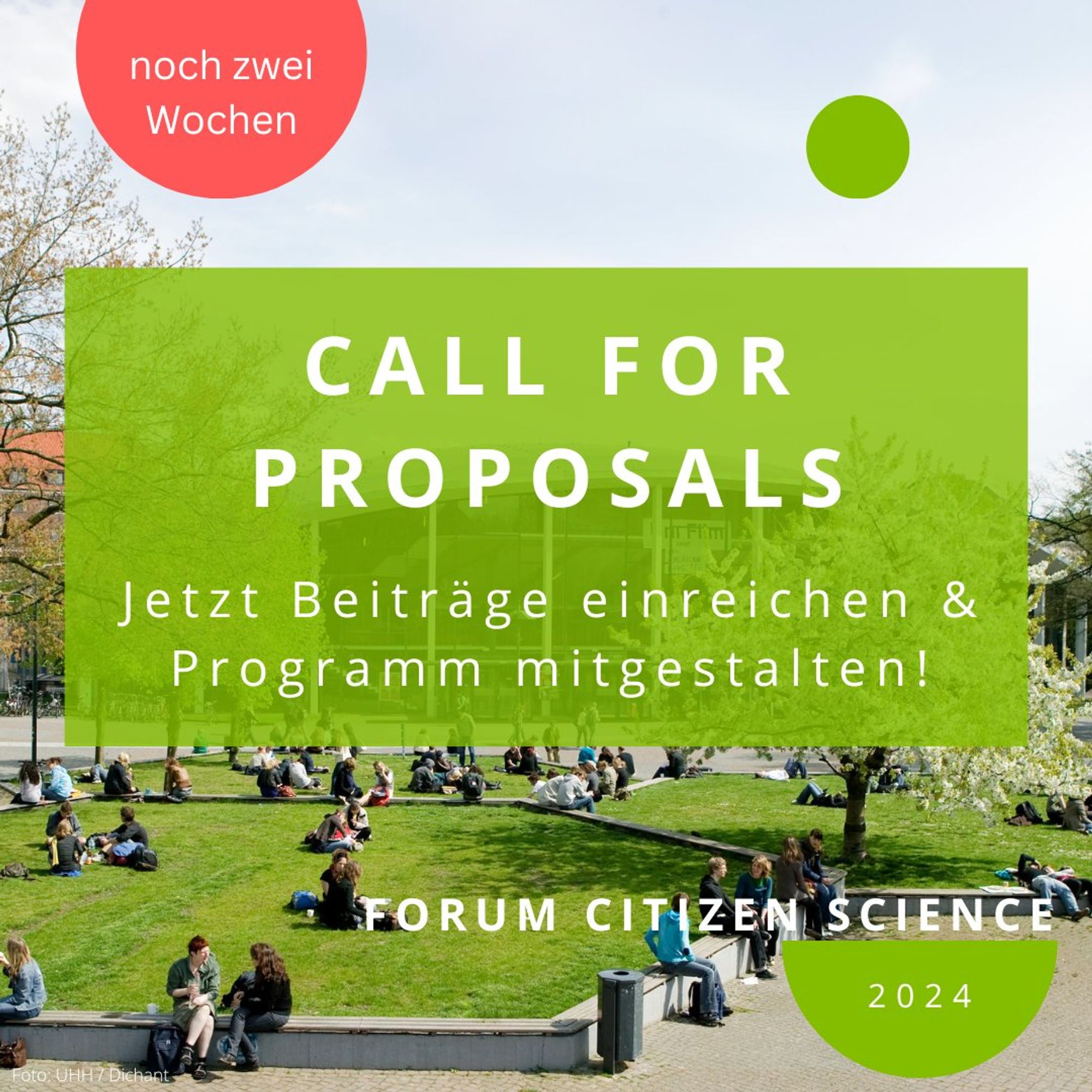 Hintergrund: Menschen sitzen auf einer Wiese vor einem Gebäude der Universität Hamburg. Text: noch zwei Wochen. Call for Proposals. Jetzt Beiträge einreichen & Programm mitgestalten! Forum Citizen Science 2024