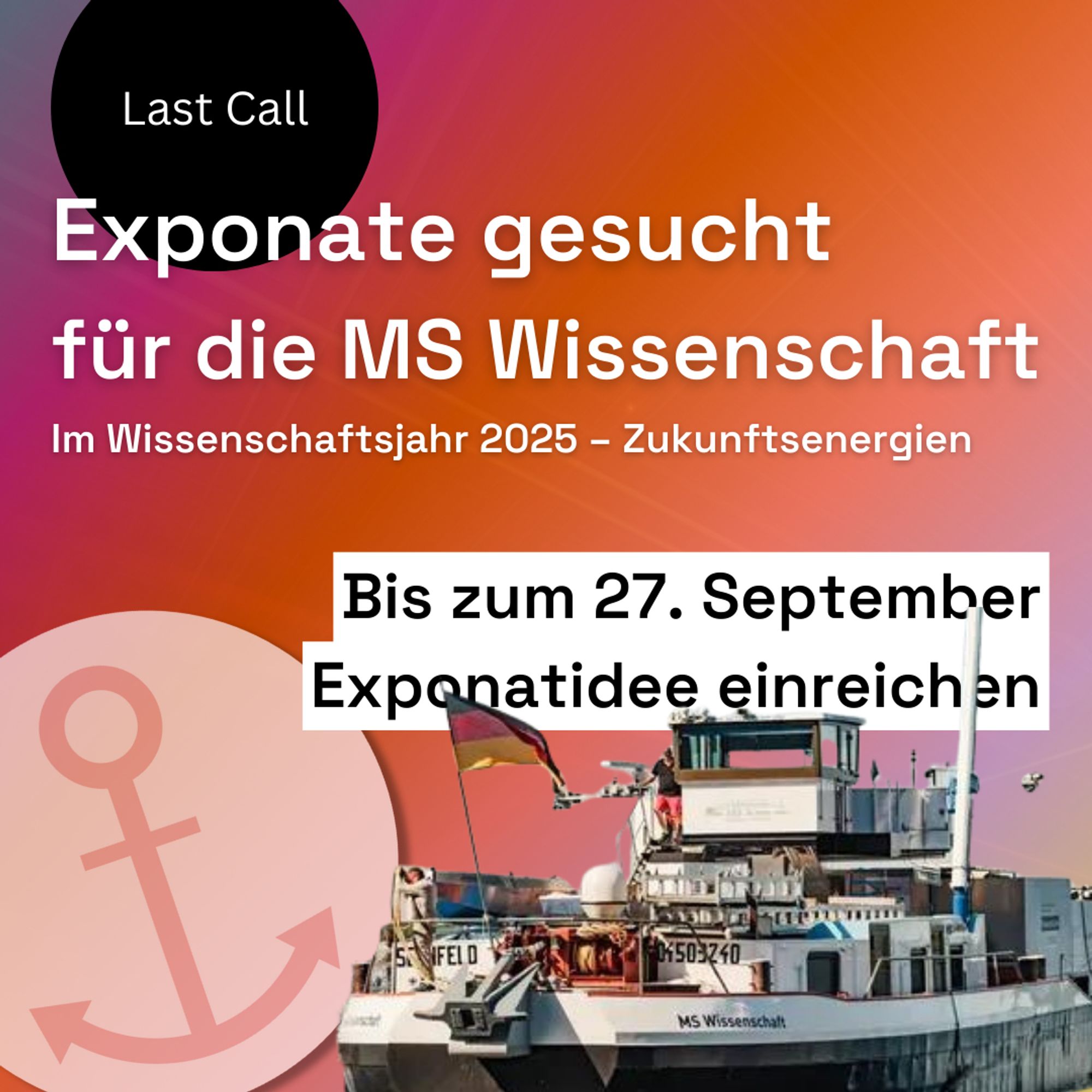 Last Call Exponate gesucht für die MS Wissenschaft im Wissenschaftsjahr 2025 - Zukunftsenergien. Bis zum 27. September Exponatidee einreichen. Logo MS Wissenschaft: Anker auf Kreis. Foto der MS Wissenschaft: Ehemaliges Frachtschiff Bugansicht