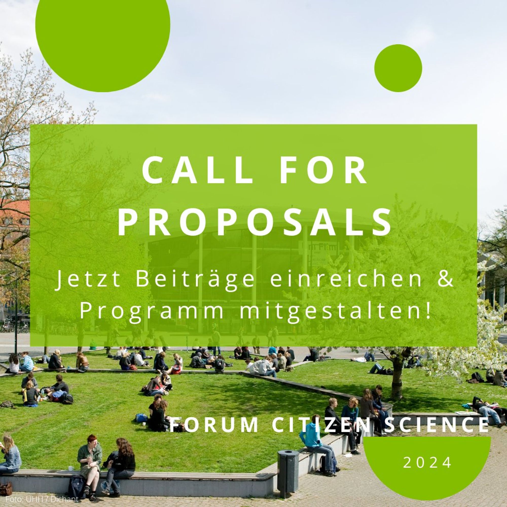 Call for Proposals. Jetzt Beiträge einreichen & Programm mitgestalten! Forum Citizen Science 2024. Hintergrundfoto: Junge Erwachsene sitzen im Sommer auf Grünflächen und unterhalten sich.