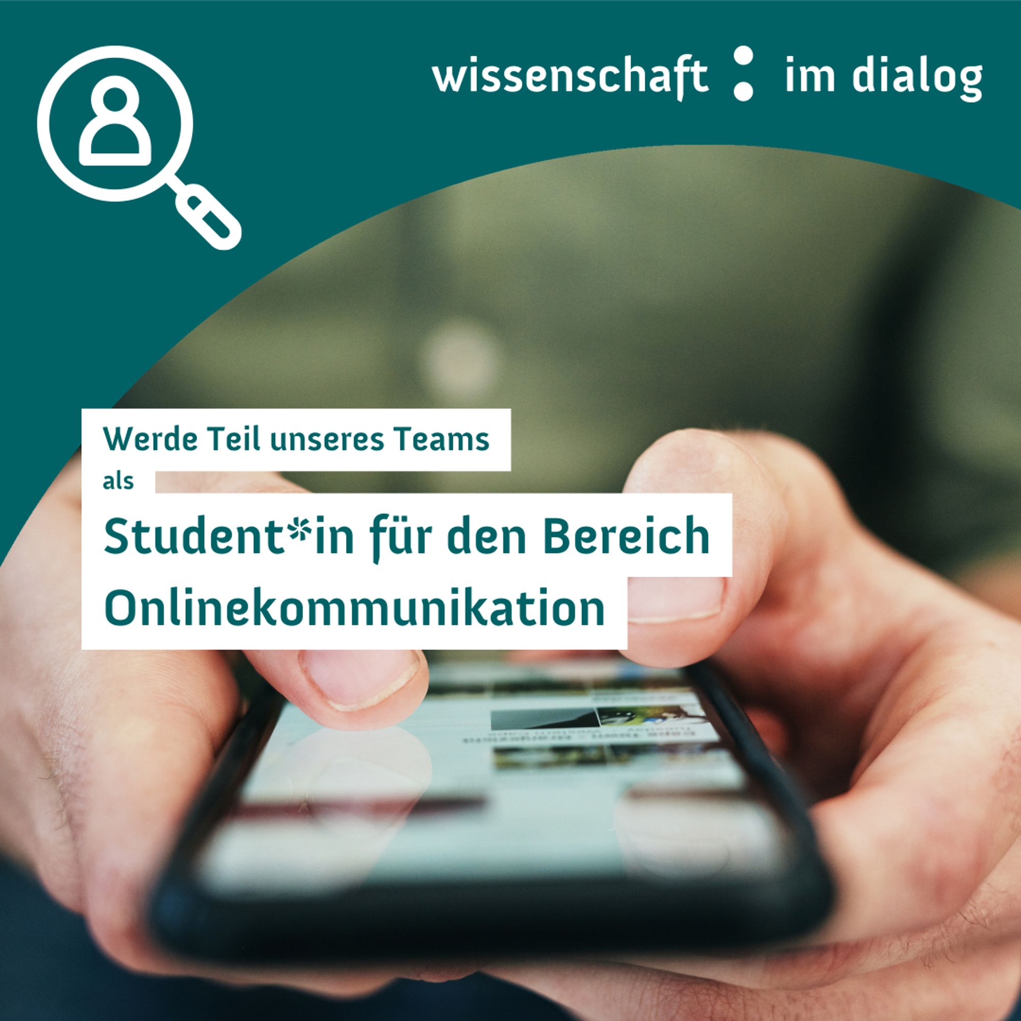 Eine Nahaufnahme einer Hand, die ein Smartphone hält, mit dem Text 'Werde Teil unseres Teams als Student*in für den Bereich Onlinekommunikation' auf einem überlagerten weißen Textfeld. Im oberen Teil des Bildes befinden sich das Logo und der Schriftzug 'wissenschaft im dialog'.