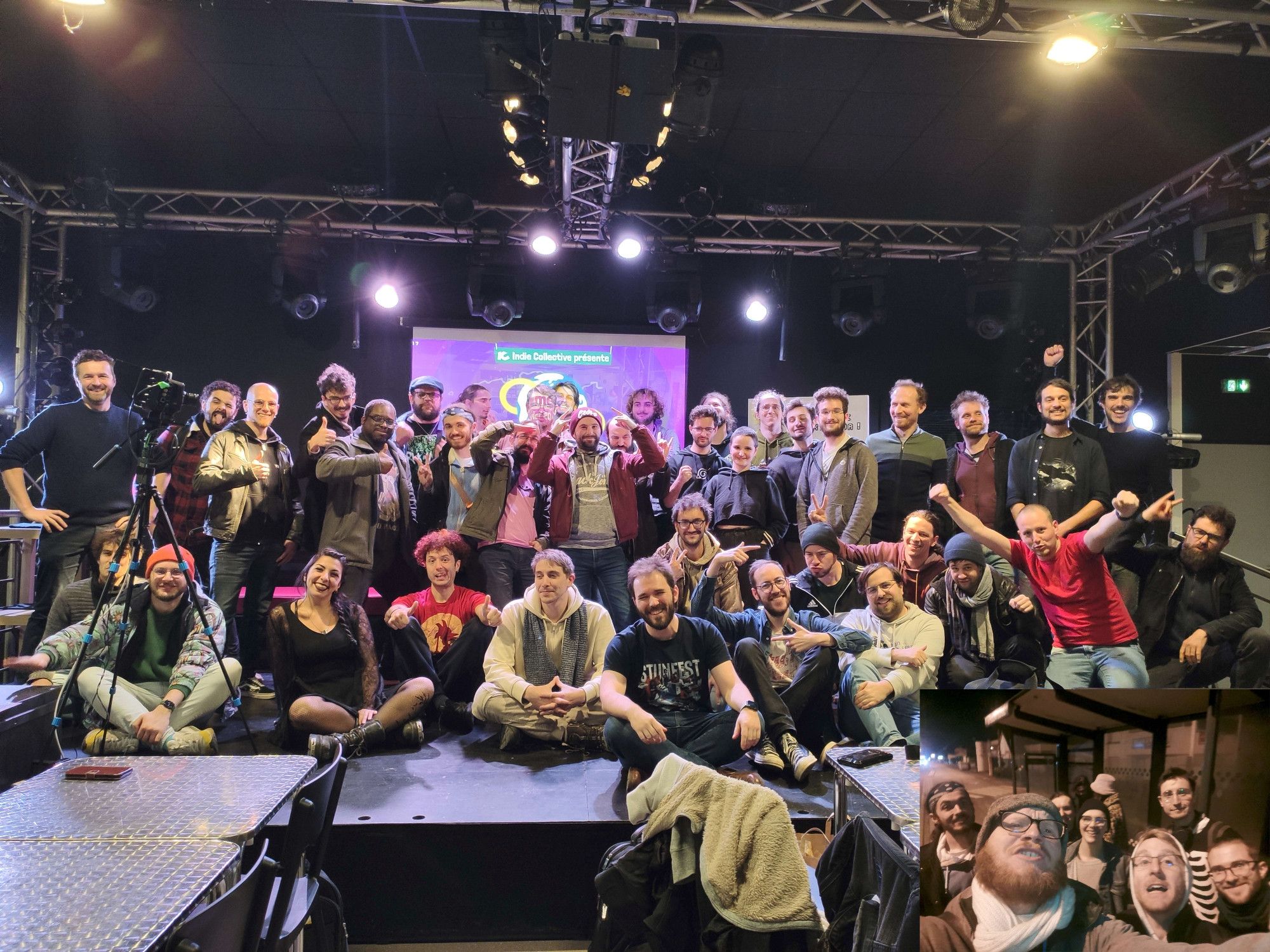 Photo de groupe à la fin de la restitution accompagnée d'un selfie de participants à l'arrêt de bus.