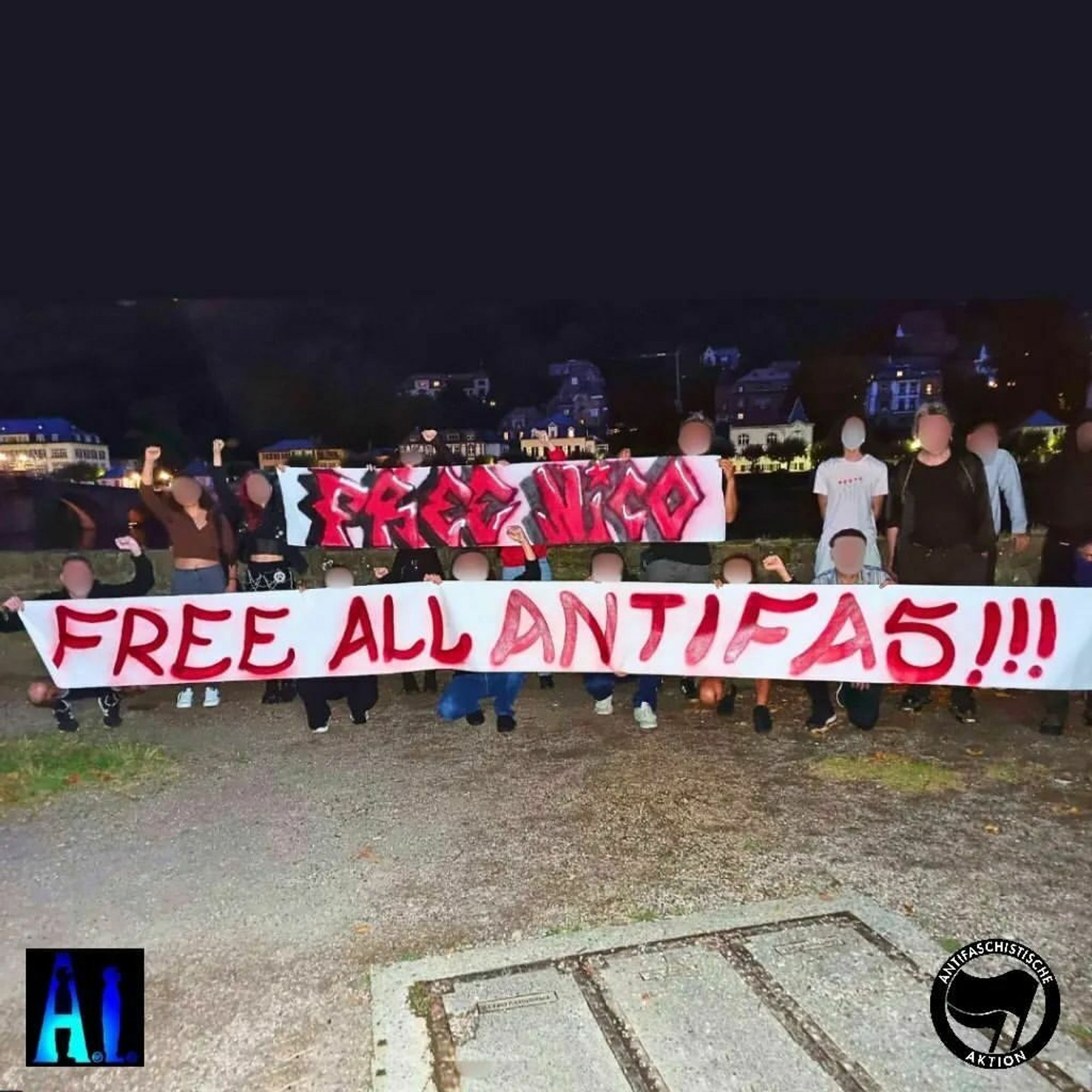 Soli Foto für unseren Genossen Nico vom OAT Heidelberg. Auf den Bannern steht auf den oberen "Free Nico" auf den unteren Free all Antifas".

Eine Gruppe Menschen hält das Banner.