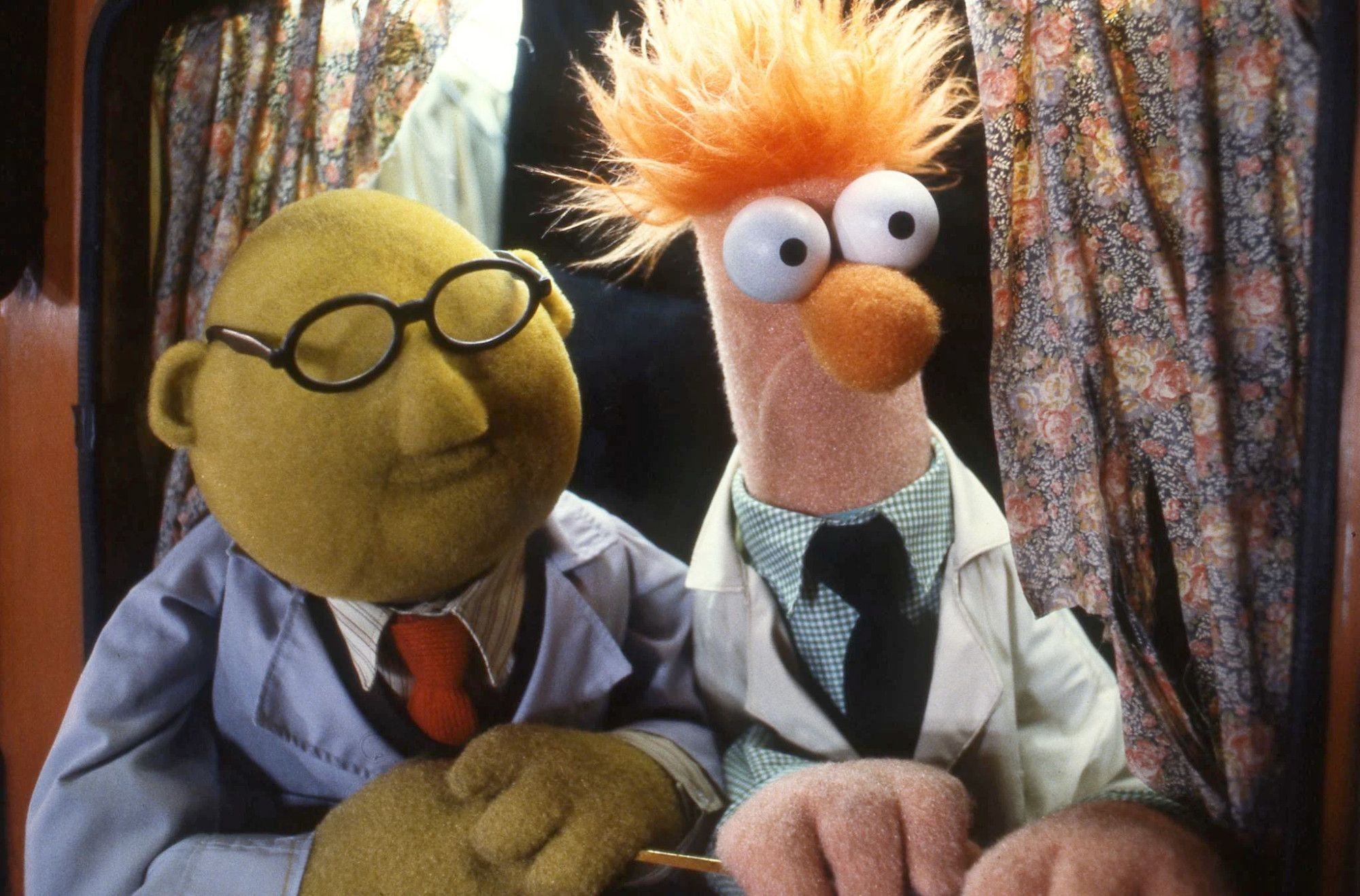 bunsen honeydew and beaker looking to the right, leaning out a window