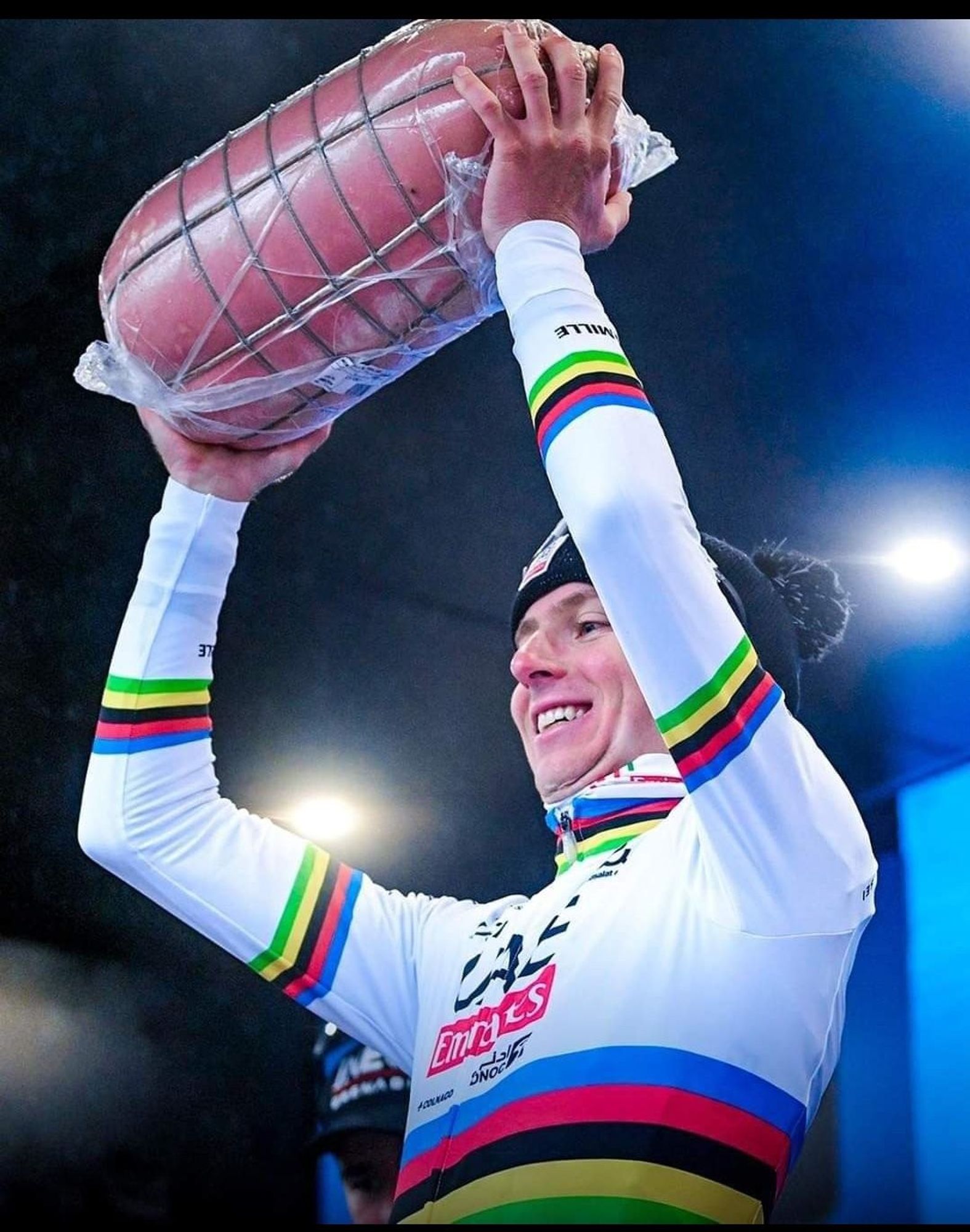 Pogacar, vincitore del giro dell'Emilia, che solleva il trofeo.
Una mortadella!