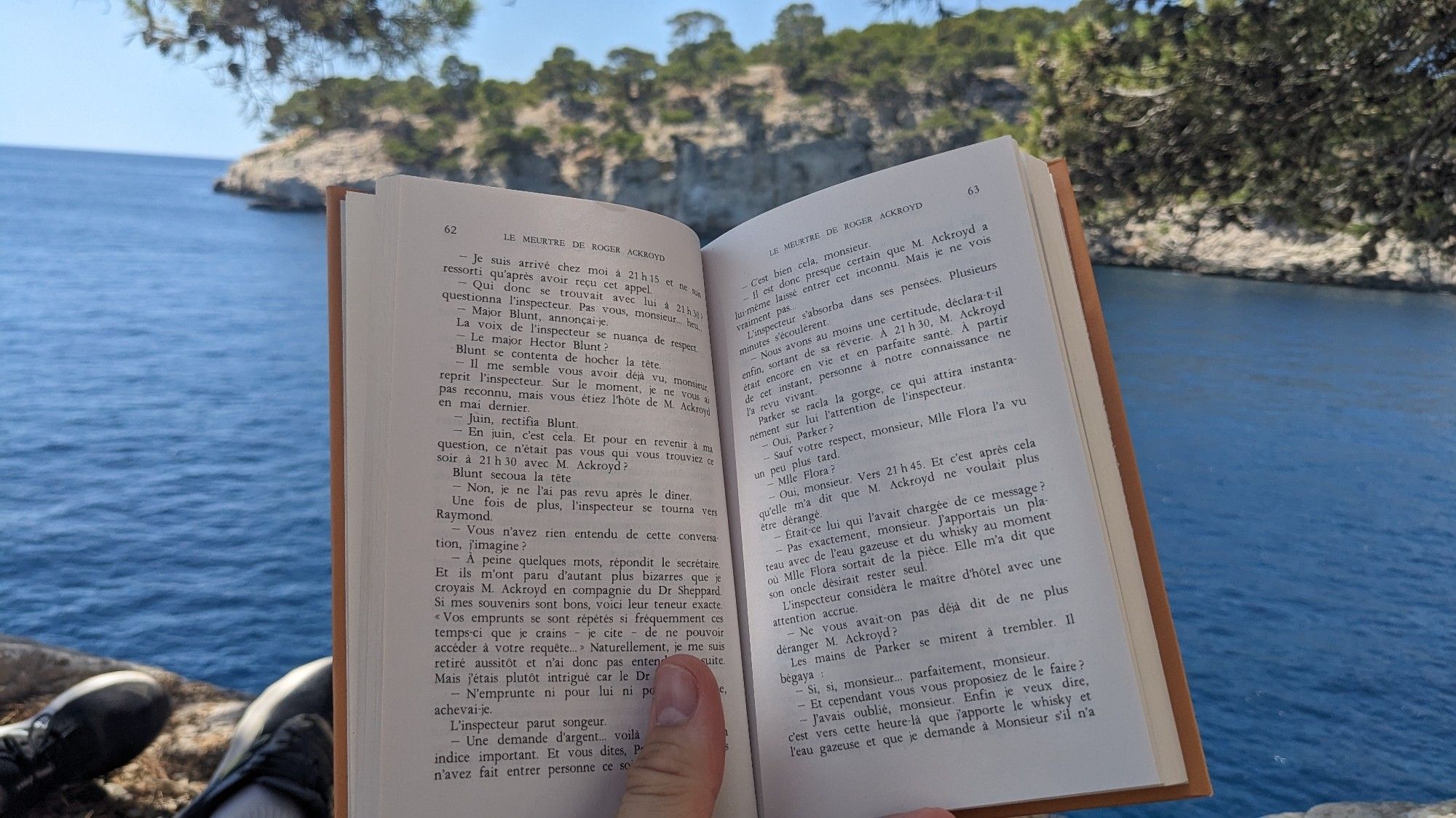 Le meurtre de Roger Ackroyd, avec en fond les calanques de Cassis.