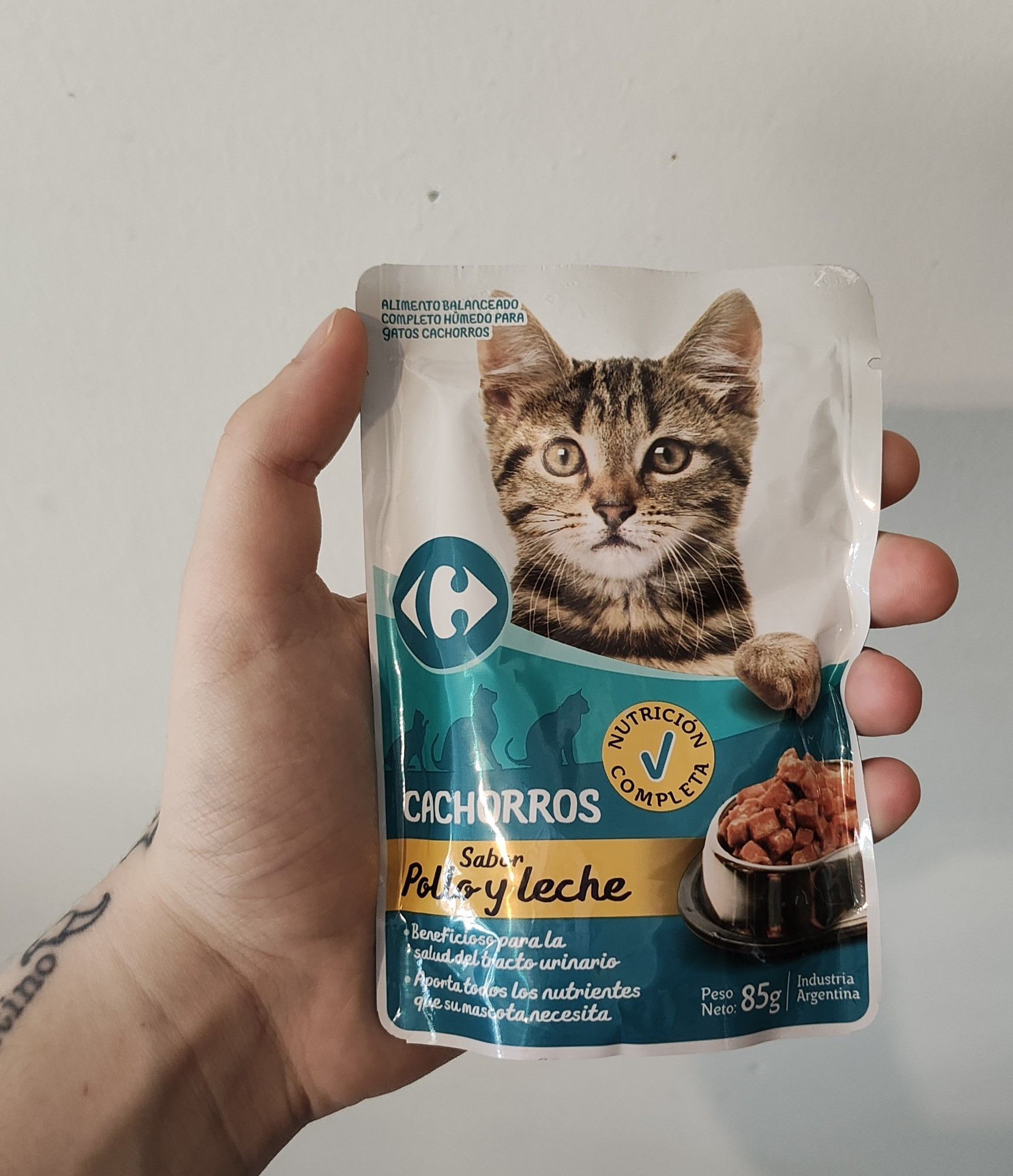 embalagem carrefour comida úmida para gatos, sabor frango e leite. está escrito "cachorros" na embalagem.