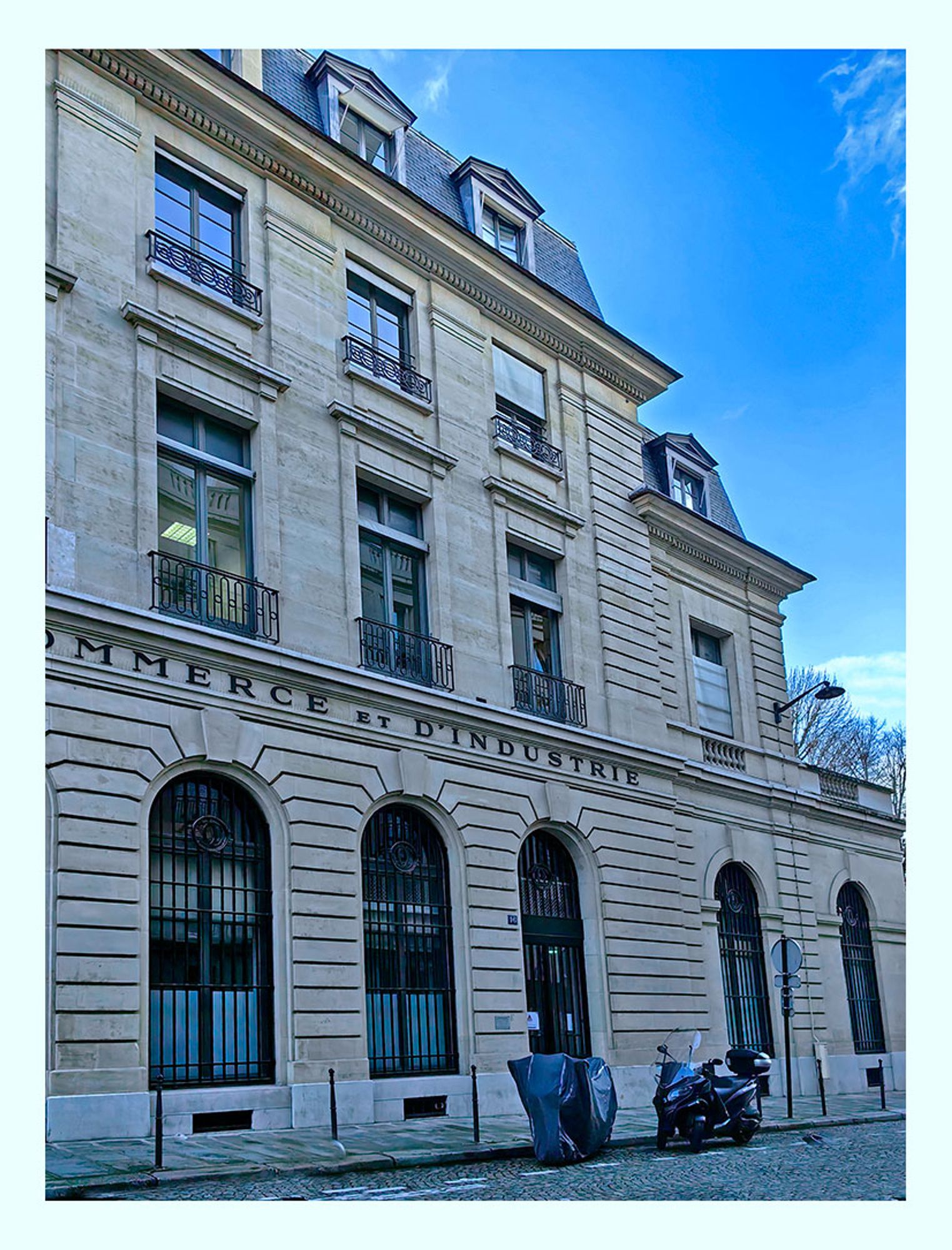 Au 16 se trouvaient les écuries de l'hôtel Potocki, avec leurs stalles en acajou pour 38 chevaux et leurs abreuvoirs en marbre rose. Les remises pouvaient contenir jusqu'à 50 voitures. Les bâtiments ont été détruits dans les années 1920 par la Chambre de commerce et d'industrie.