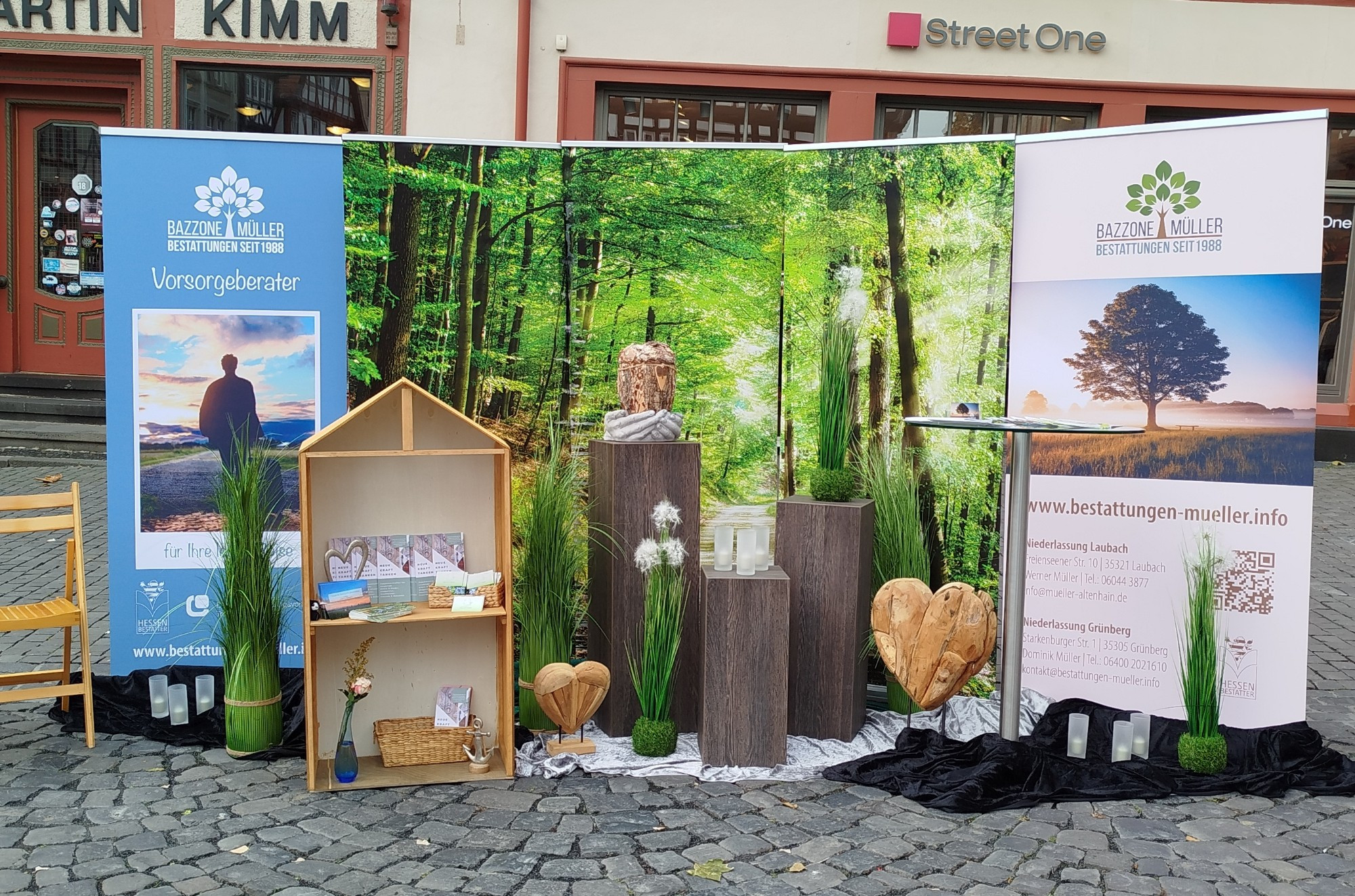 Stand des Vereins Helles Haus und des Bestatters Bazzone & Müller beim Welthospiztag in Alsfeld.