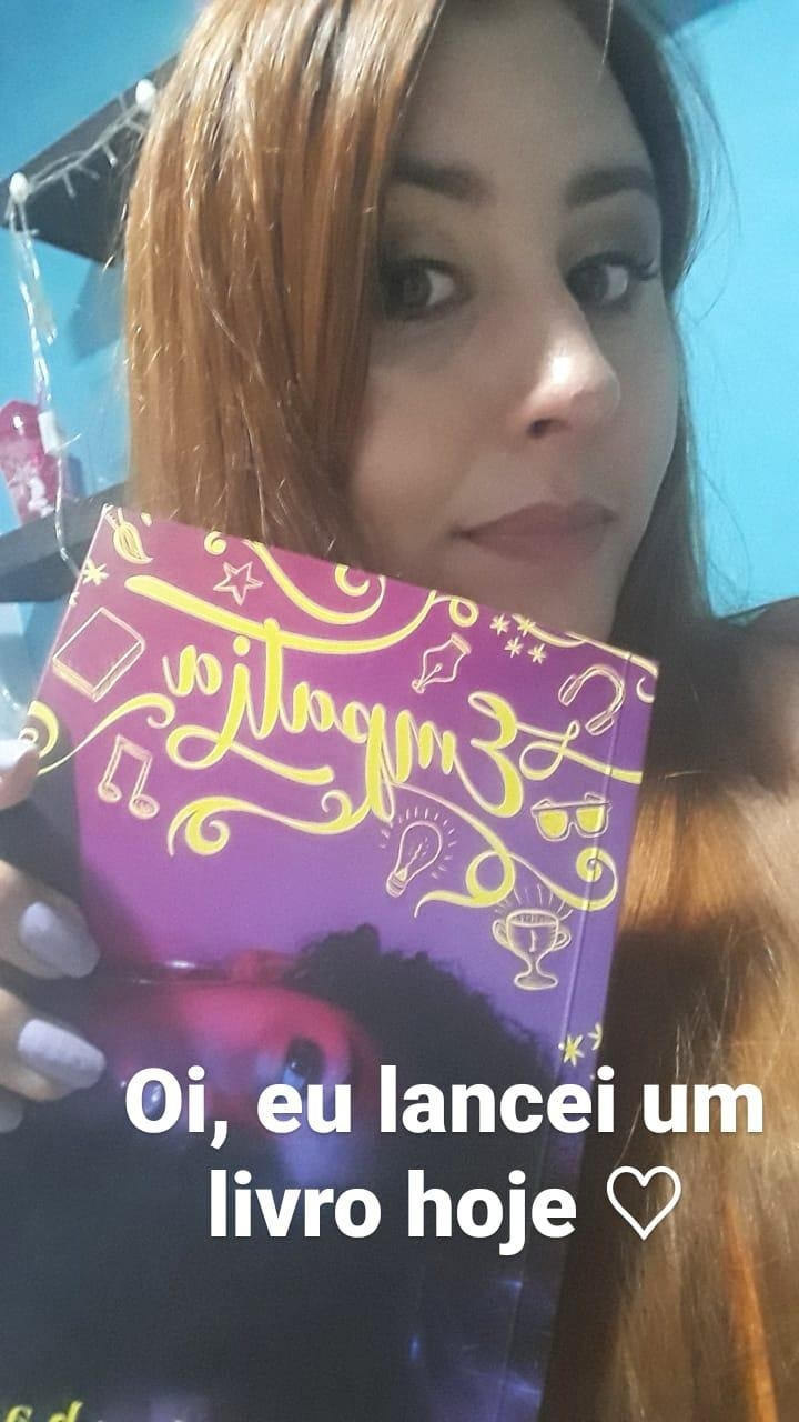 Uma mulher (eu, Alice) segurando um livro roxo chamado Empatia