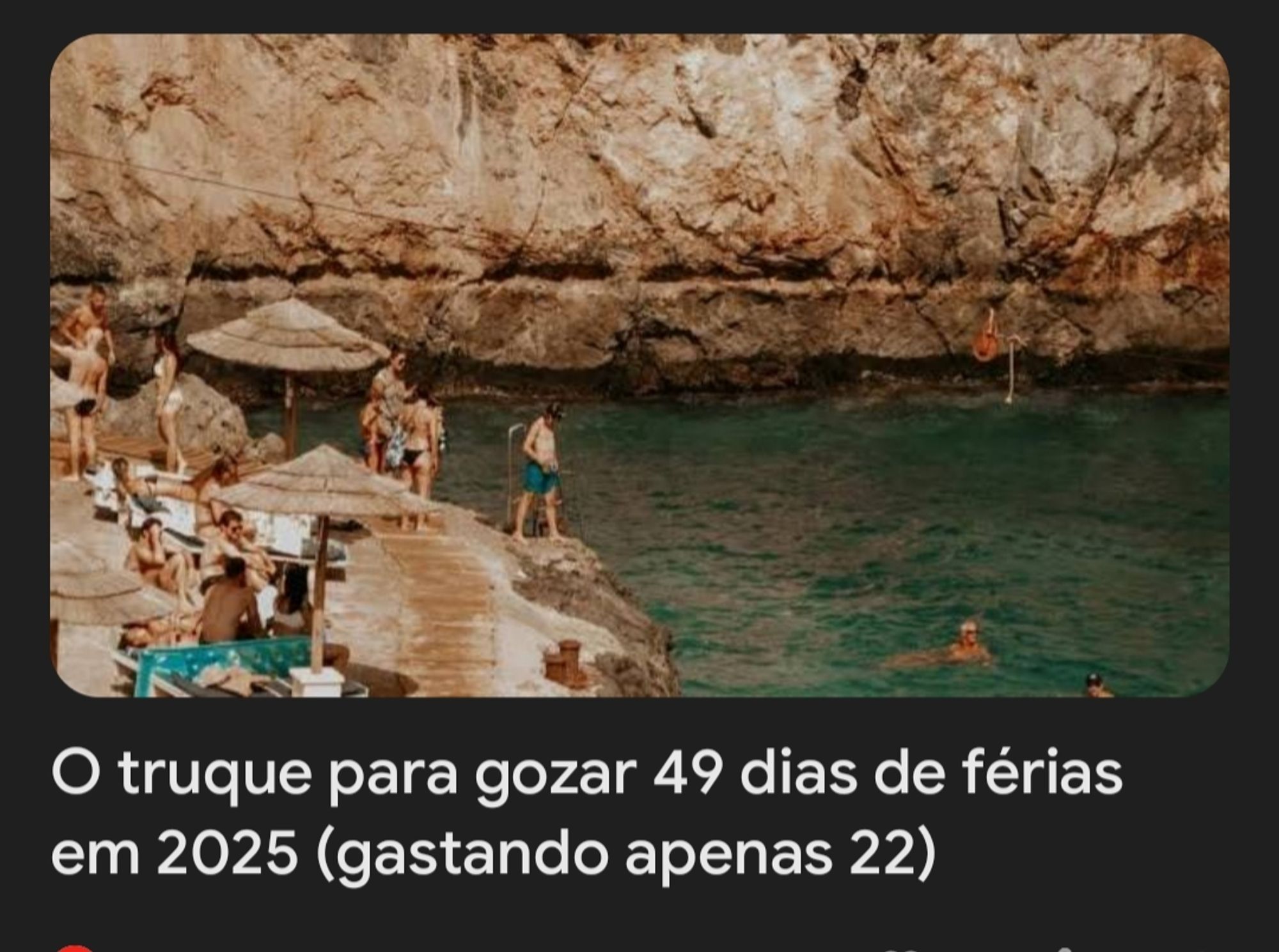 Image de praia com parede de pedra ao fundo e pessoas em roupas de banho. A chamada da reportagem diz "O truque para gozar 49 dias de férias em 2025 (gastando apenas 22)