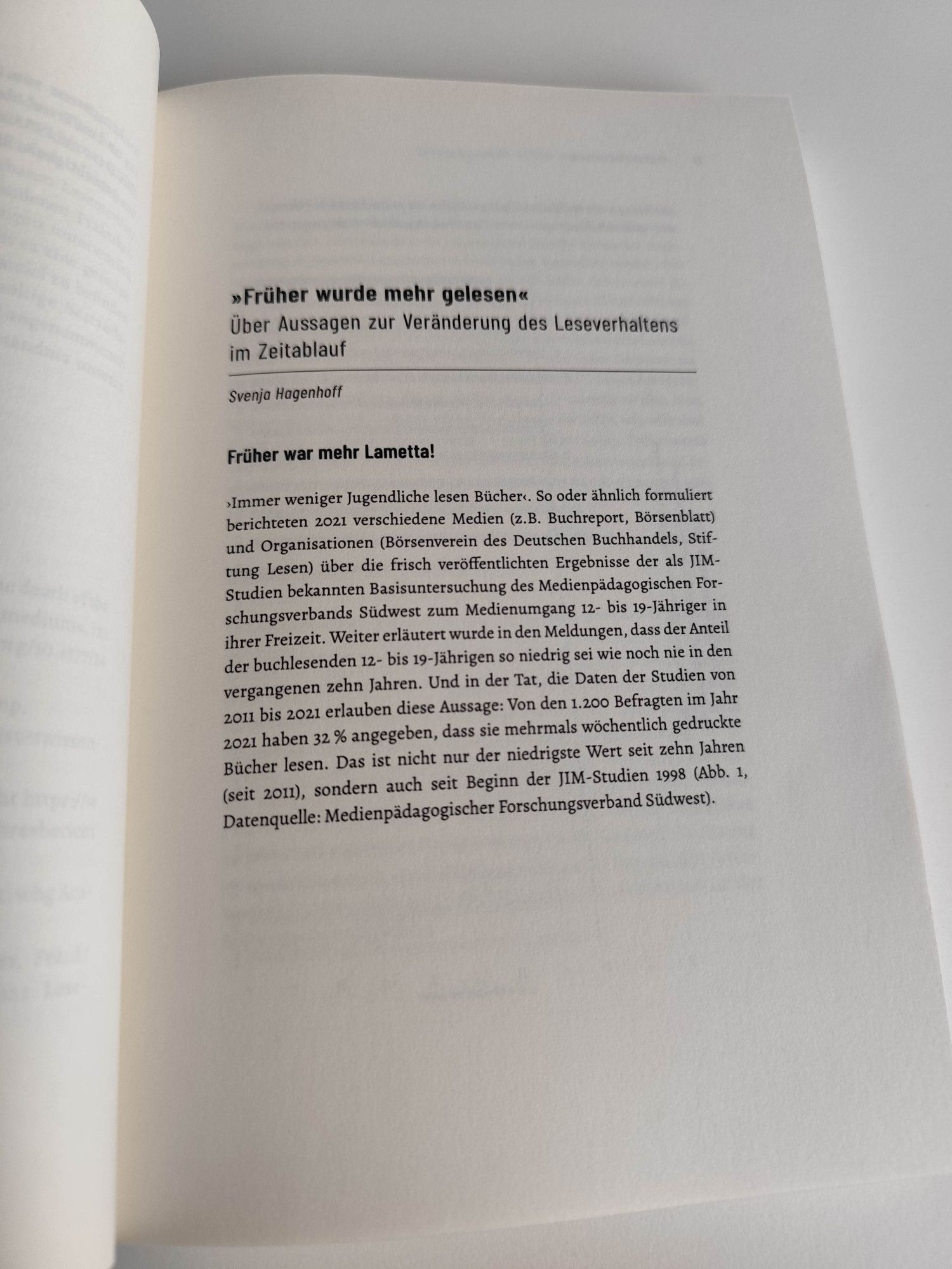 Seite aus dem Buch Mythen des Lesens; Beitrag "Früher wurde mehr gelesen. Über Aussagen zur Veränderung des Leseverhaltens
im Zeitablauf". Erstes Kapitel: "Früher war mehr Lametta!"