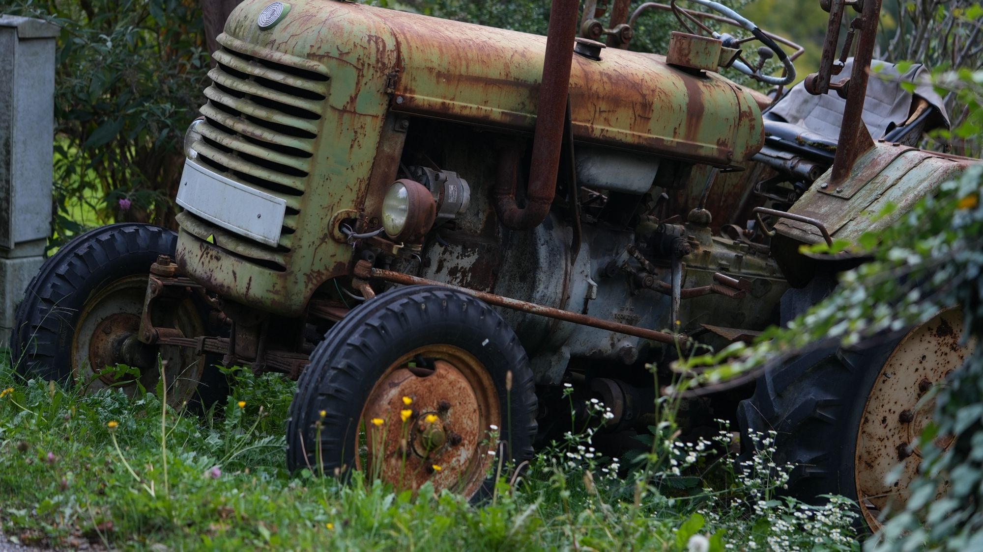 alter, rostiger Traktor
nicht fahrtüchtig
am Wegesrand in der Wiese

Symbolfoto ... ja, für was nun?